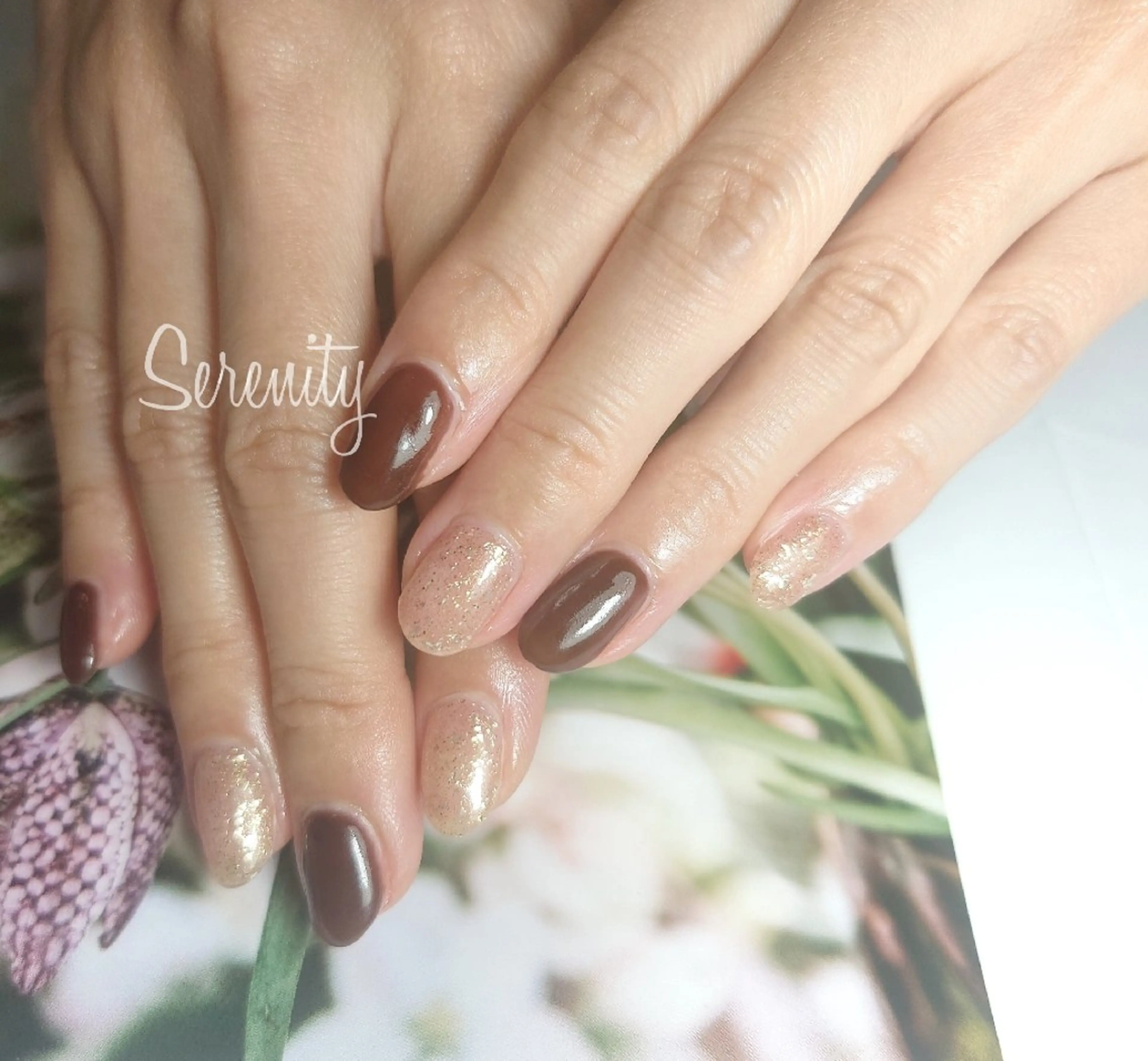 ネイル ブラウン ゴールド キラキラネイル ラメ(グリッター) ワンカラーネイル nail  serenityのネイルデザイン