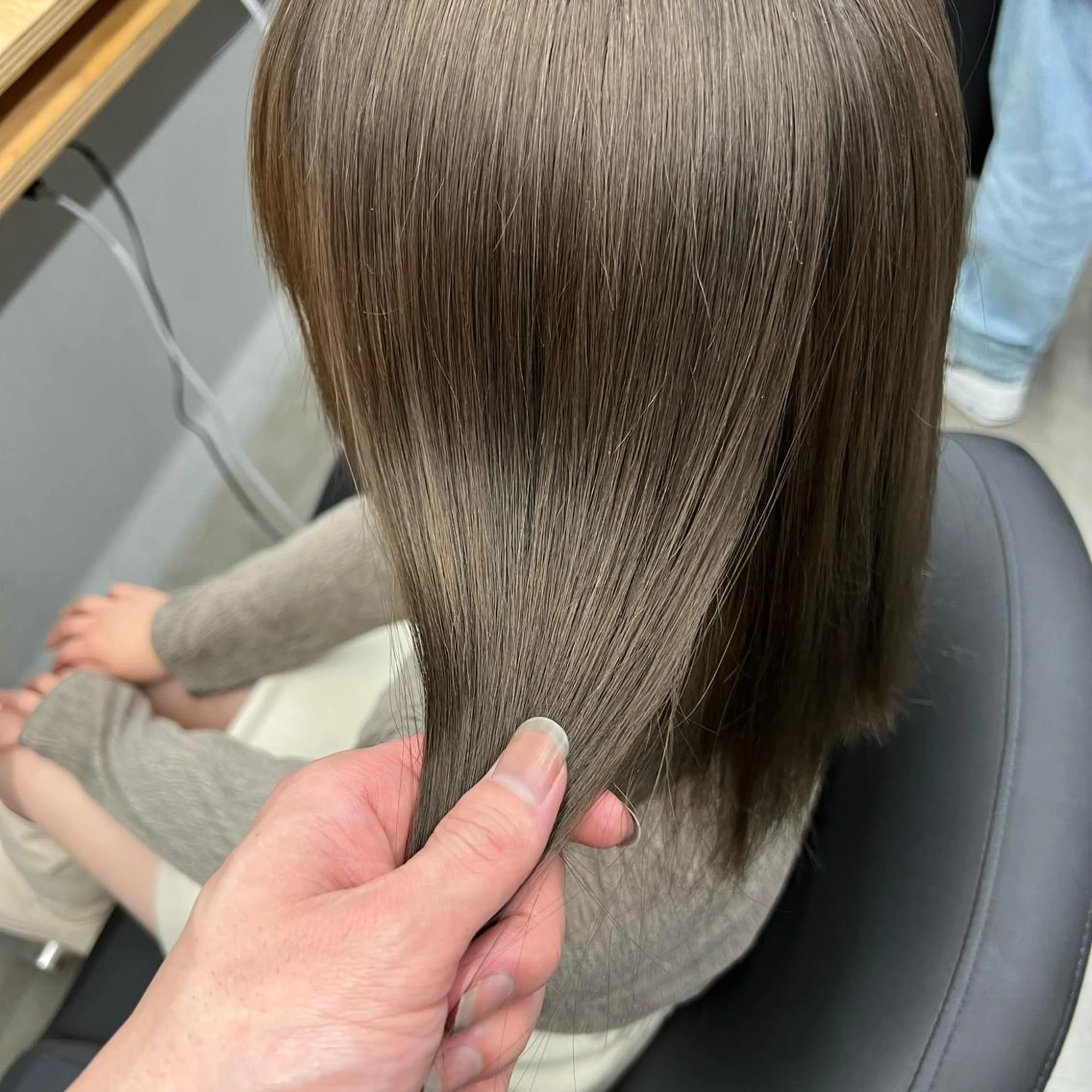 セミロング カラー ベージュカラー ブリーチ ミルクティーベージュ お顔まわりカット🌱 emo.村松泉綺のヘアスタイル