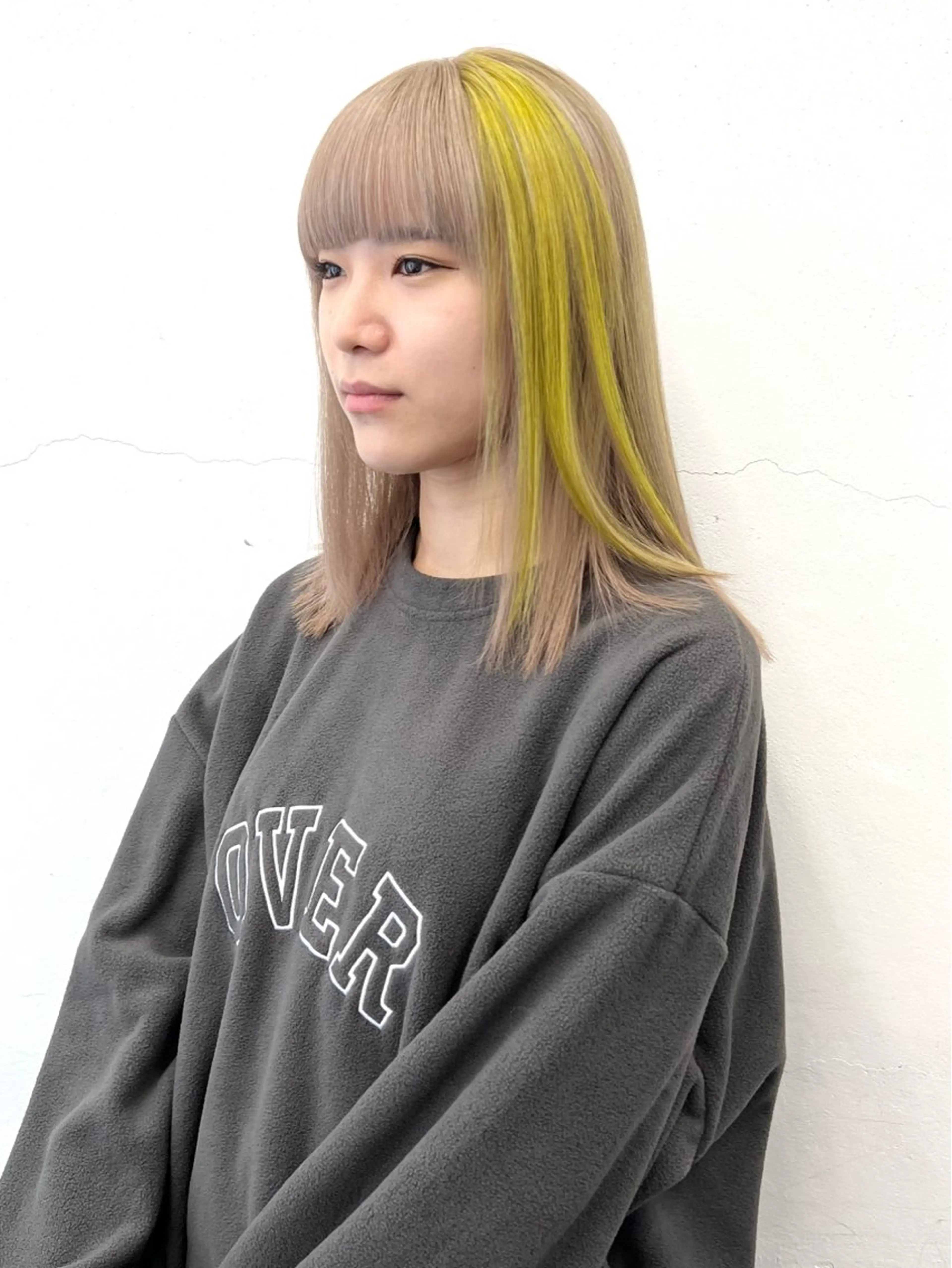 セミロング カラー アッシュ ベージュカラー ブリーチ ブロンド ケアブリーチ カット ヘアカラー トリートメント HARU//原宿🤍 リピート率NO.1のヘアスタイル