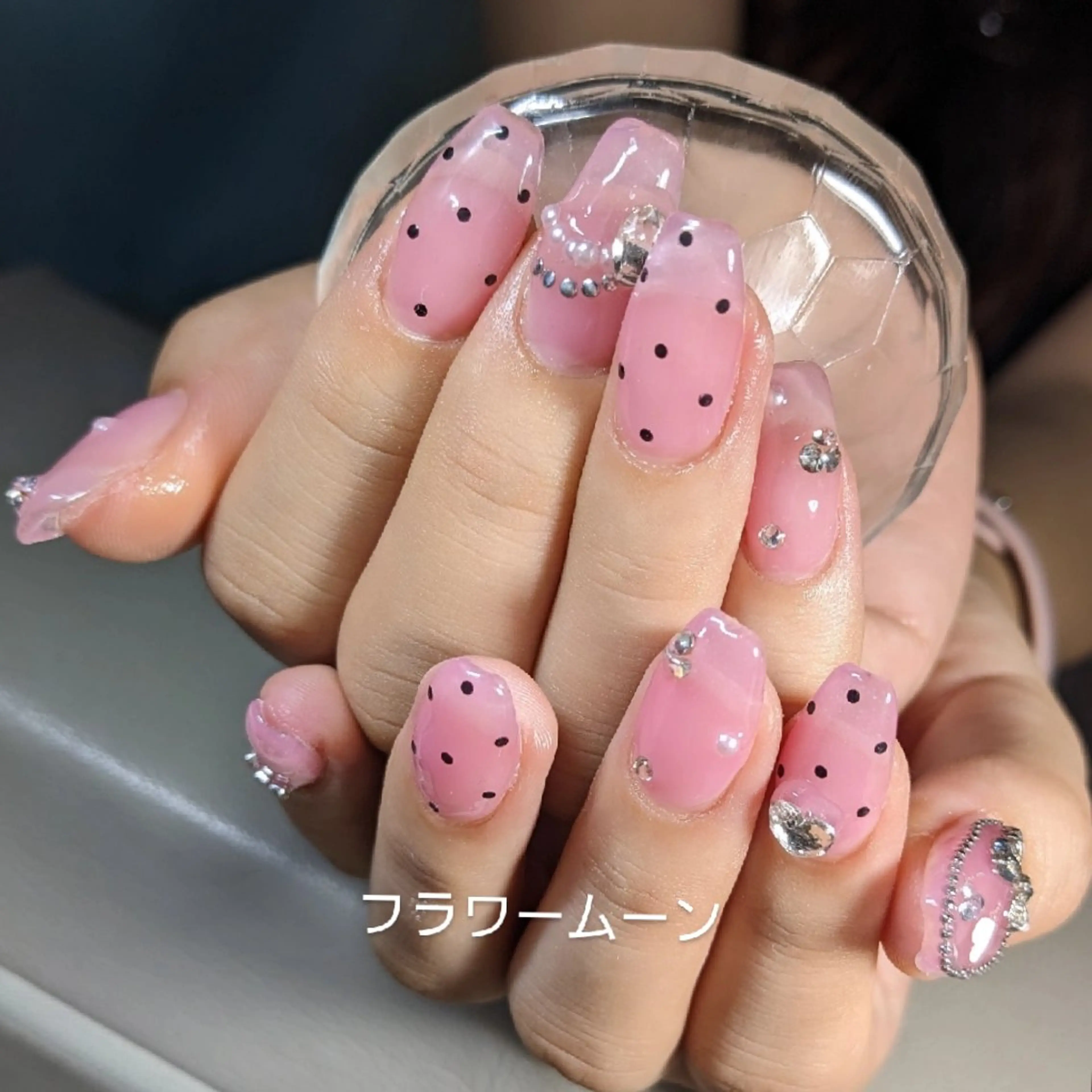 ネイル ドット フラワー ムーンのネイルデザイン