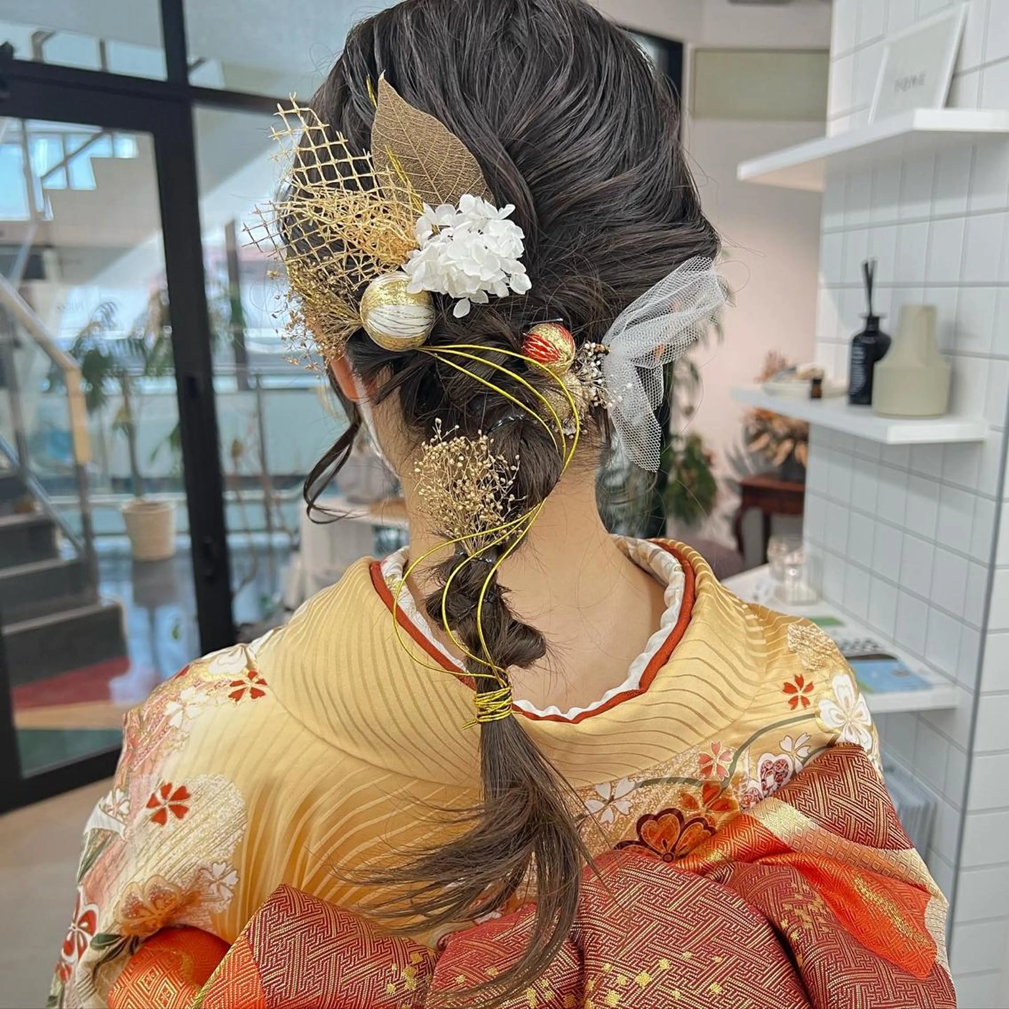 ロング ヘアアレンジ 成人式 卒業式のヘアスタイル Nico所属・Nico🌛 Karenのネイルデザイン