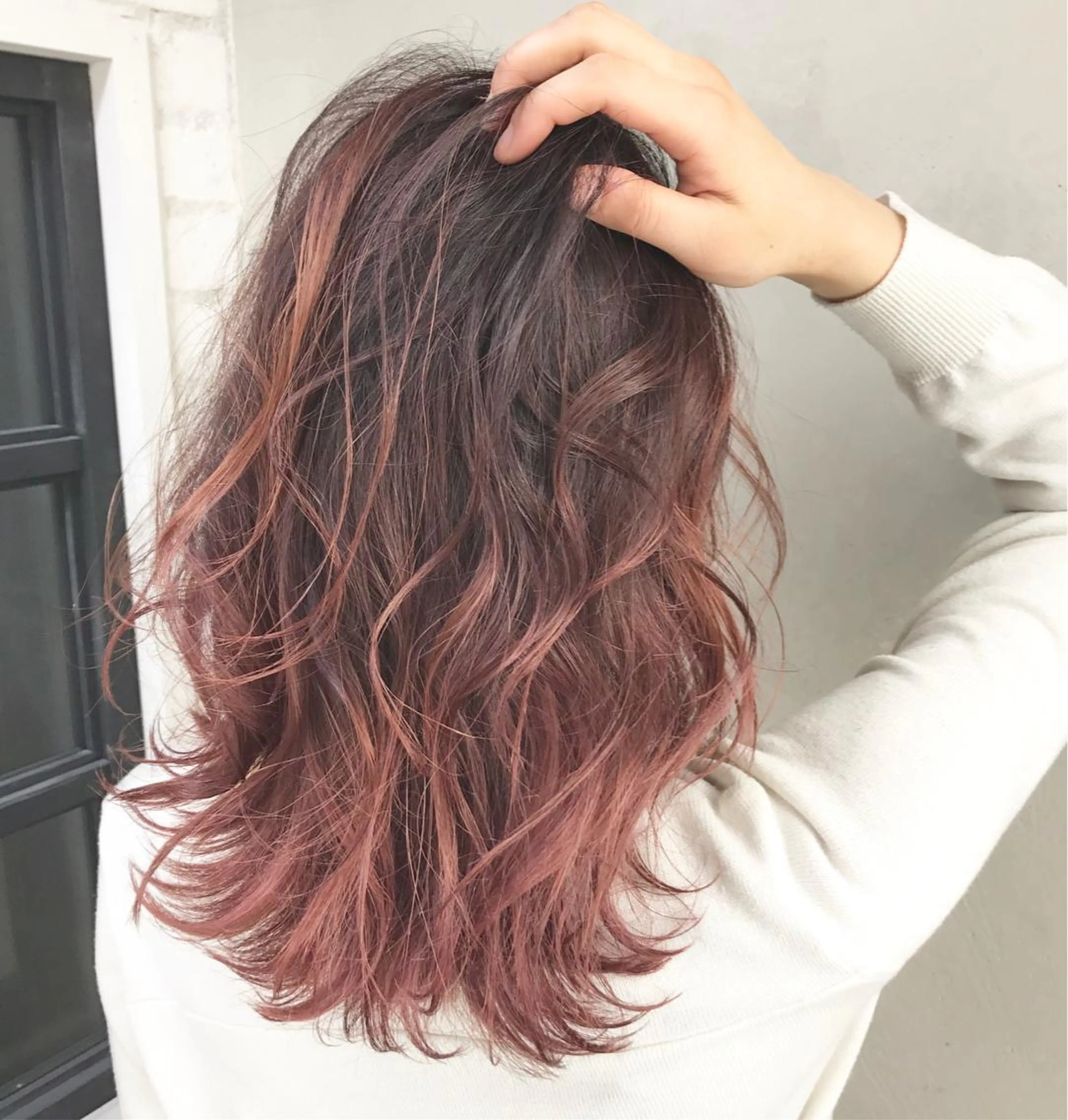 セミロング カラー レッドカラー TOMOYAレイヤー ブリーチ縮毛矯正のヘアスタイル