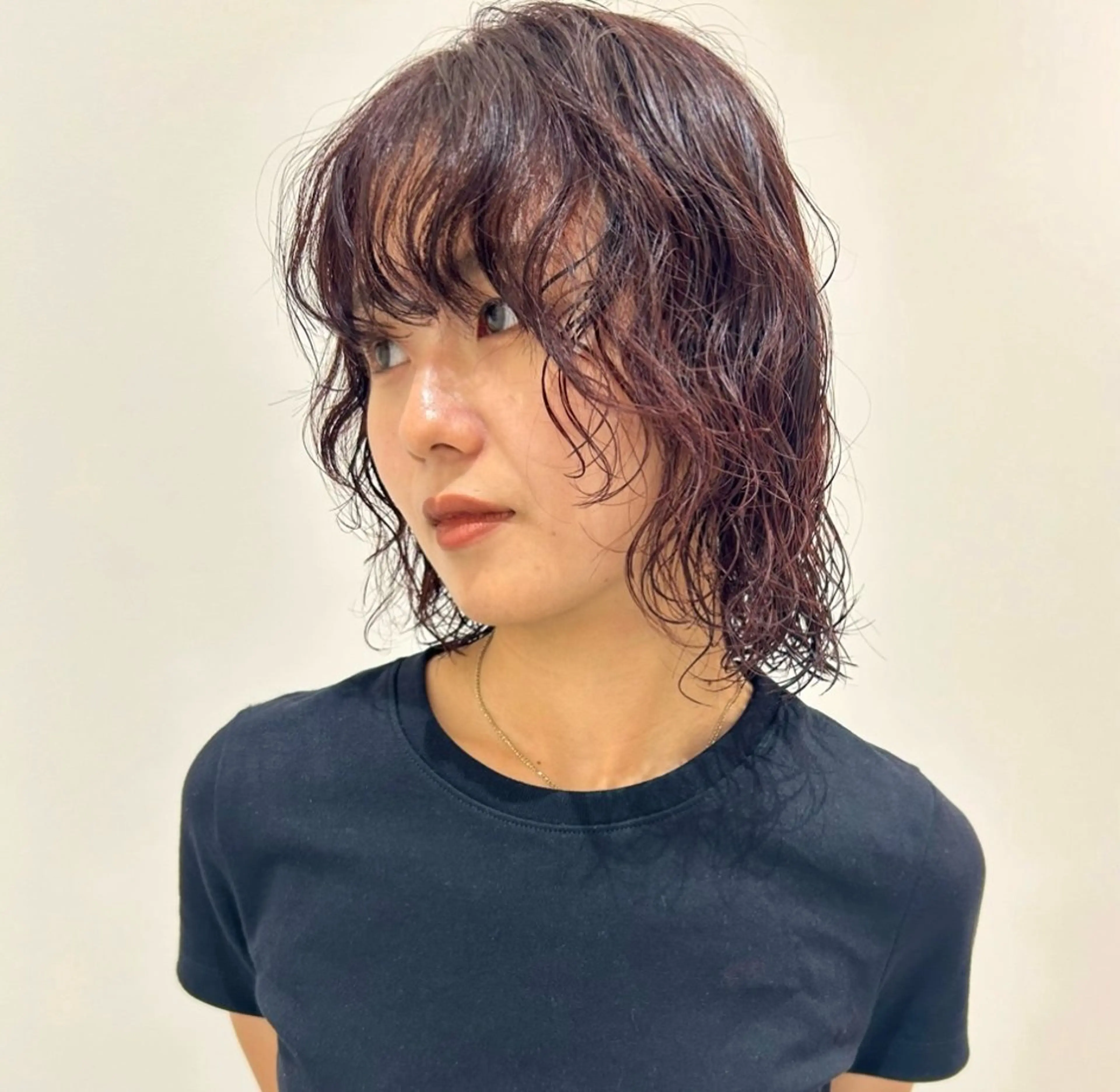 ショート カラー パーマ ボルドーカラー ボブ ウルフカット カット ヘアカラー パーマ ブリーチ/Wカラー パーマ/似合せカットのヘアスタイル
