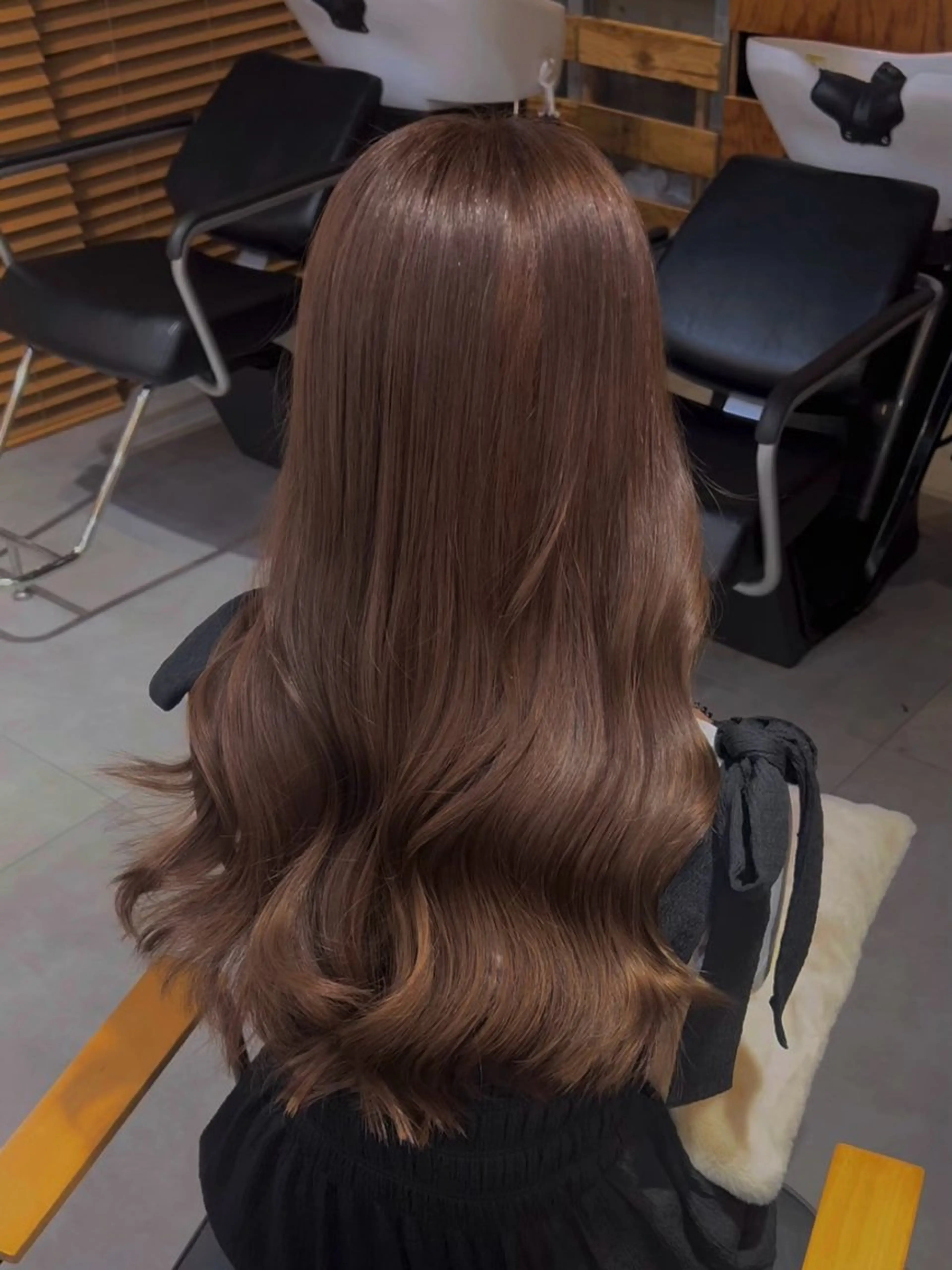 ミディアム カラー パーマ アッシュ アッシュグレー アッシュグレージュ ベージュカラー 黒髪 カット ヘアカラー 縮毛矯正 トリートメント ブリーチなし/ ベージュ/akiraのヘアスタイル