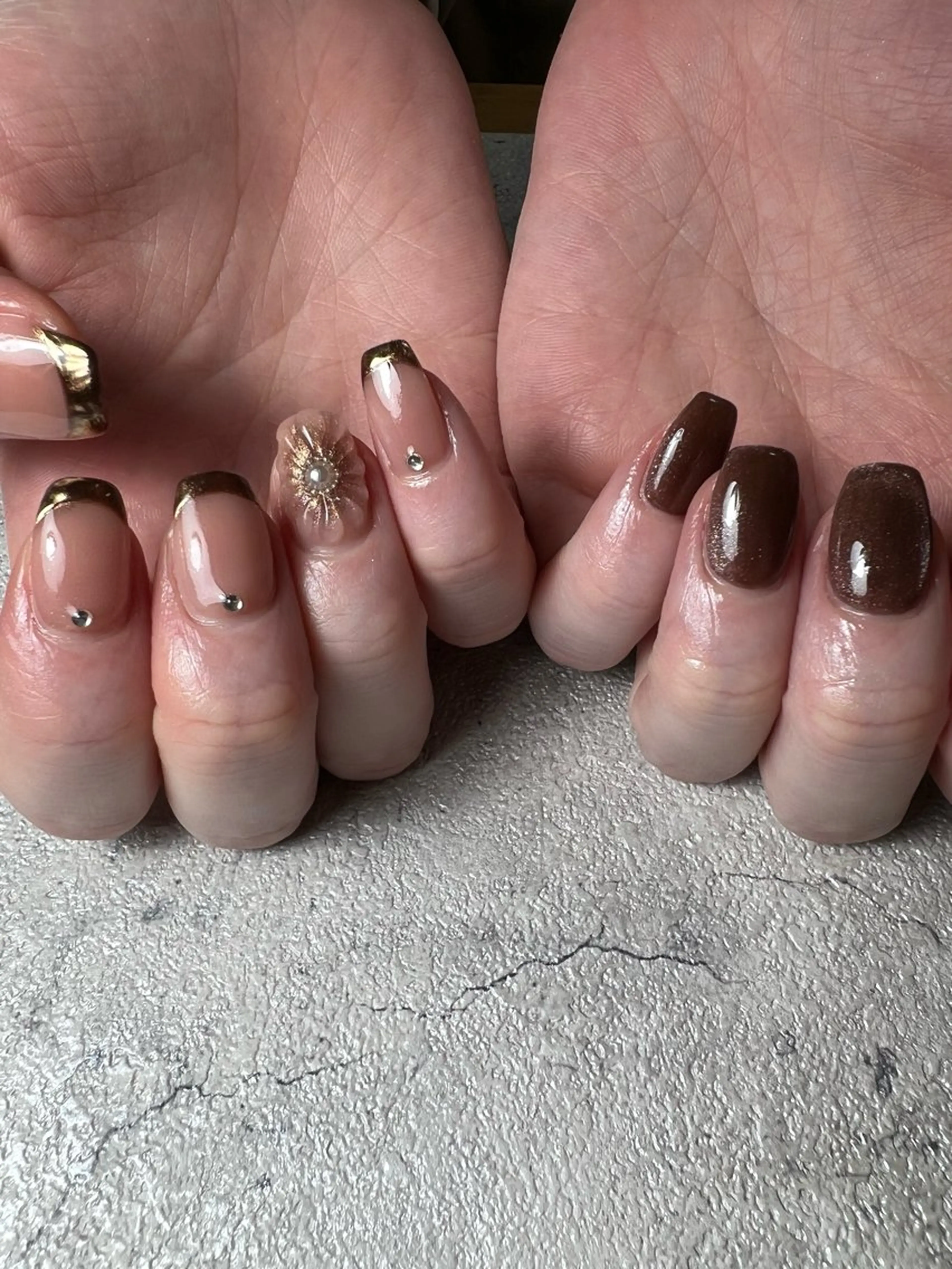 ネイル ブラウン フレンチネイル ジェルネイル ゴールド マグネットネイル flowers nailのネイルデザイン