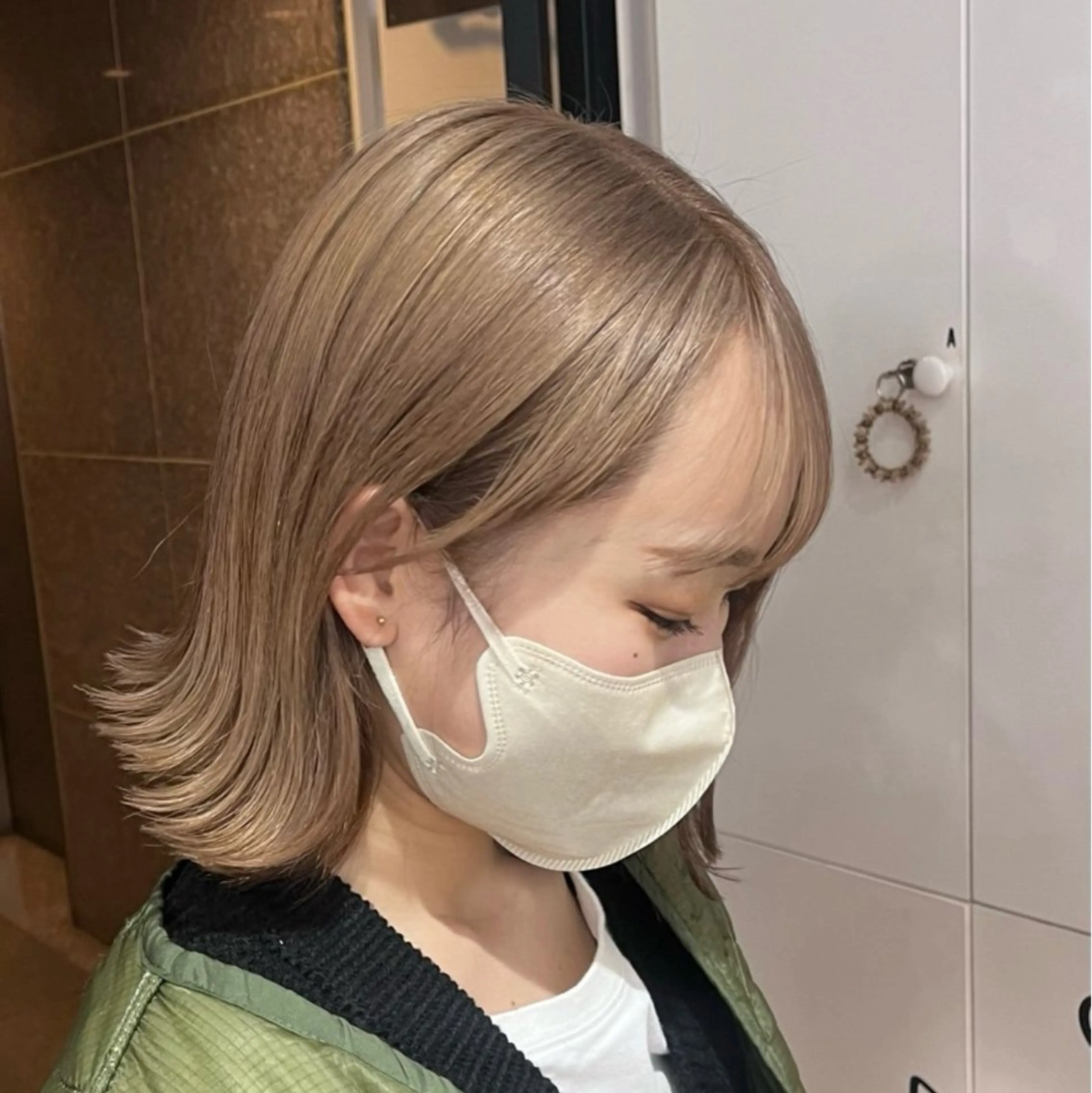 ミディアム カラー ベージュカラー ブリーチ ミルクティーベージュ ヘアカラー トリートメント 暖色/まろベージュ/ シカタユウカのヘアスタイル