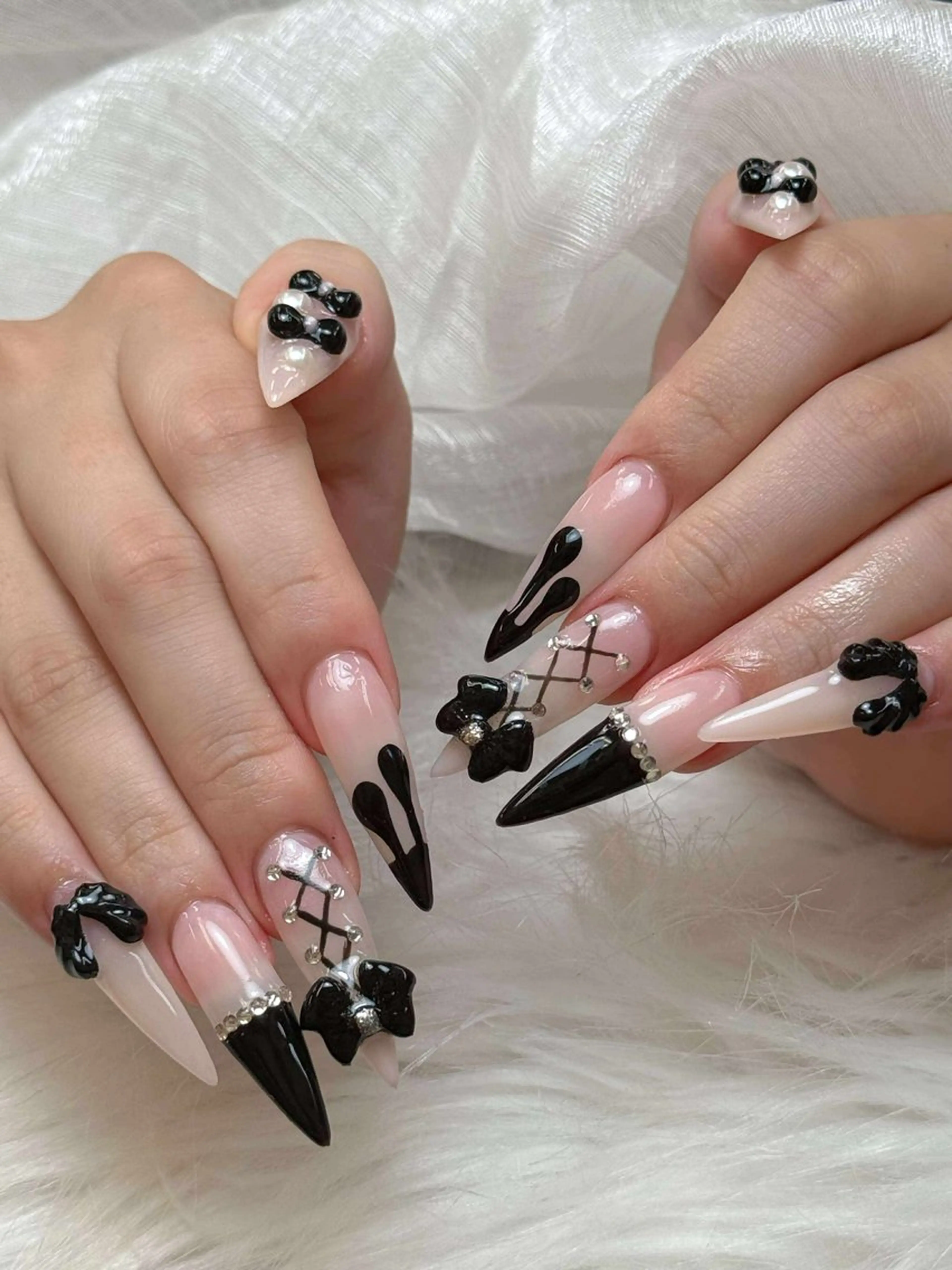 ネイル チークネイル ハート ホログラムネイル ミラーネイル ニュアンスネイル ハンドネイル Nie Nail Salon所属・Nie Nail Shinokuboのネイルデザイン
