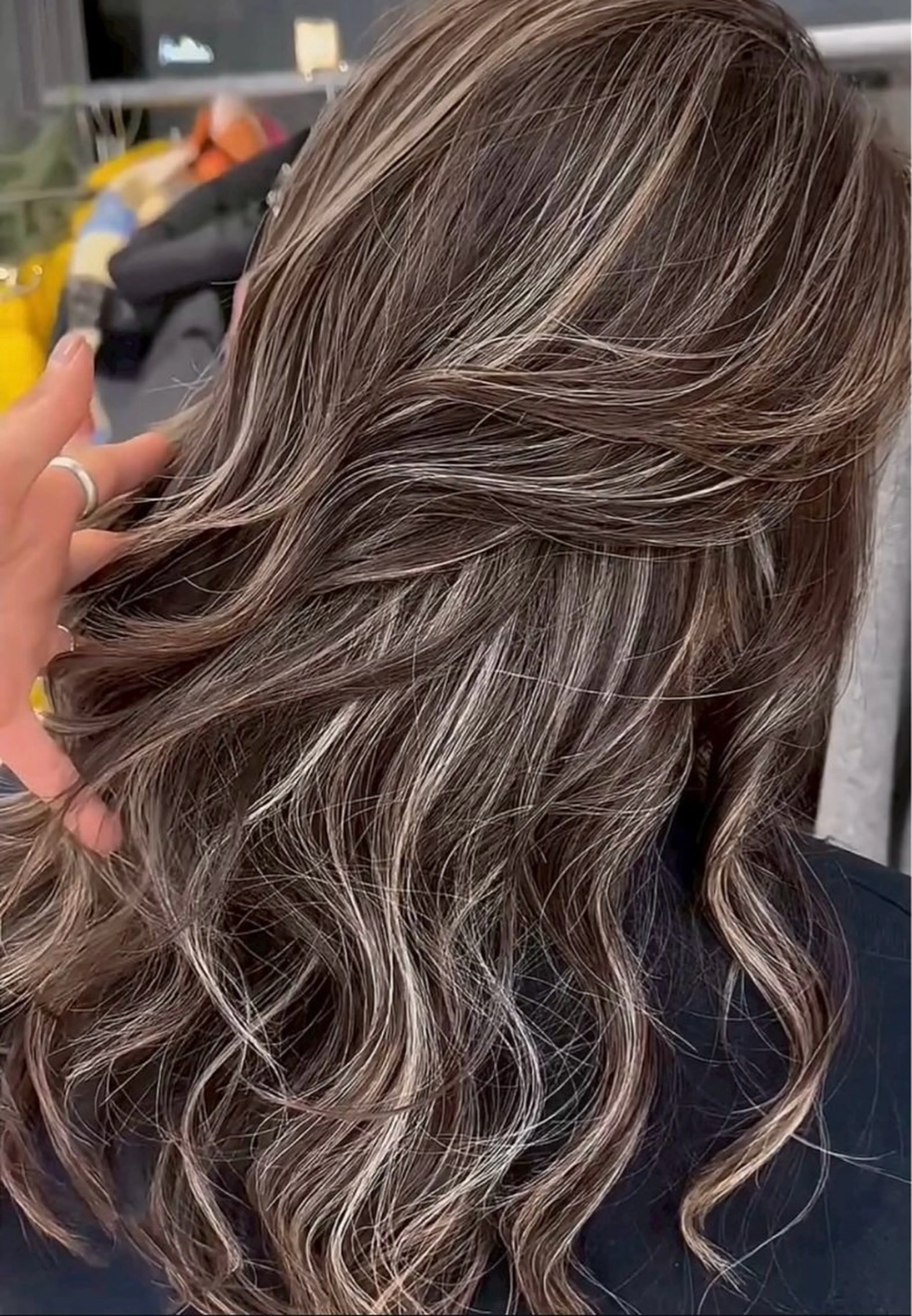 ロング カラー ベージュカラー グレージュ ハイライトカラー ハイライト ヘアカラー 表参道/ハイライト リタッチ/縮毛矯正のヘアスタイル