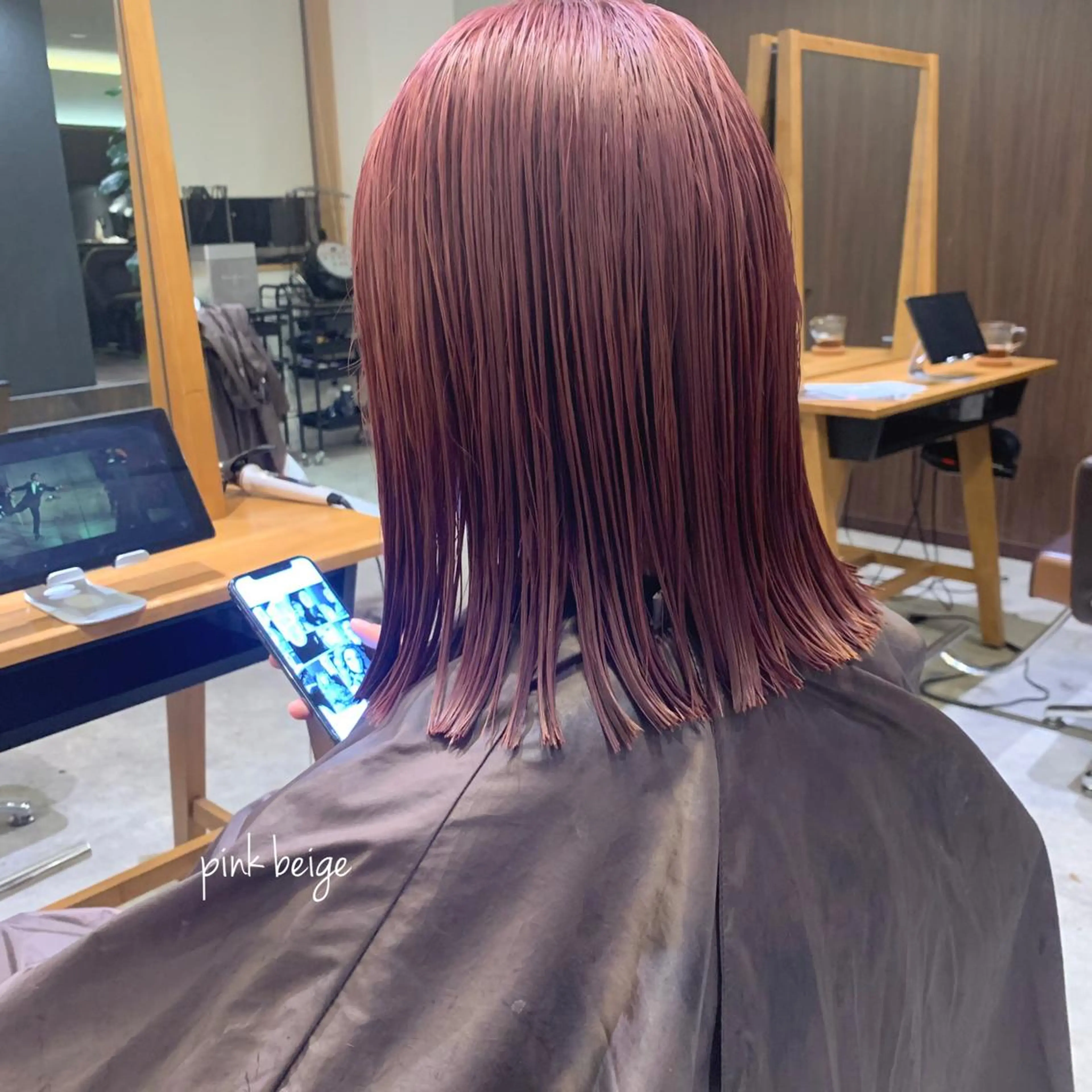 ミディアム カラー ベージュカラー ピンクカラー ピンクベージュ Maison所属・清水 亮太／赤み消しカラーのヘアスタイル