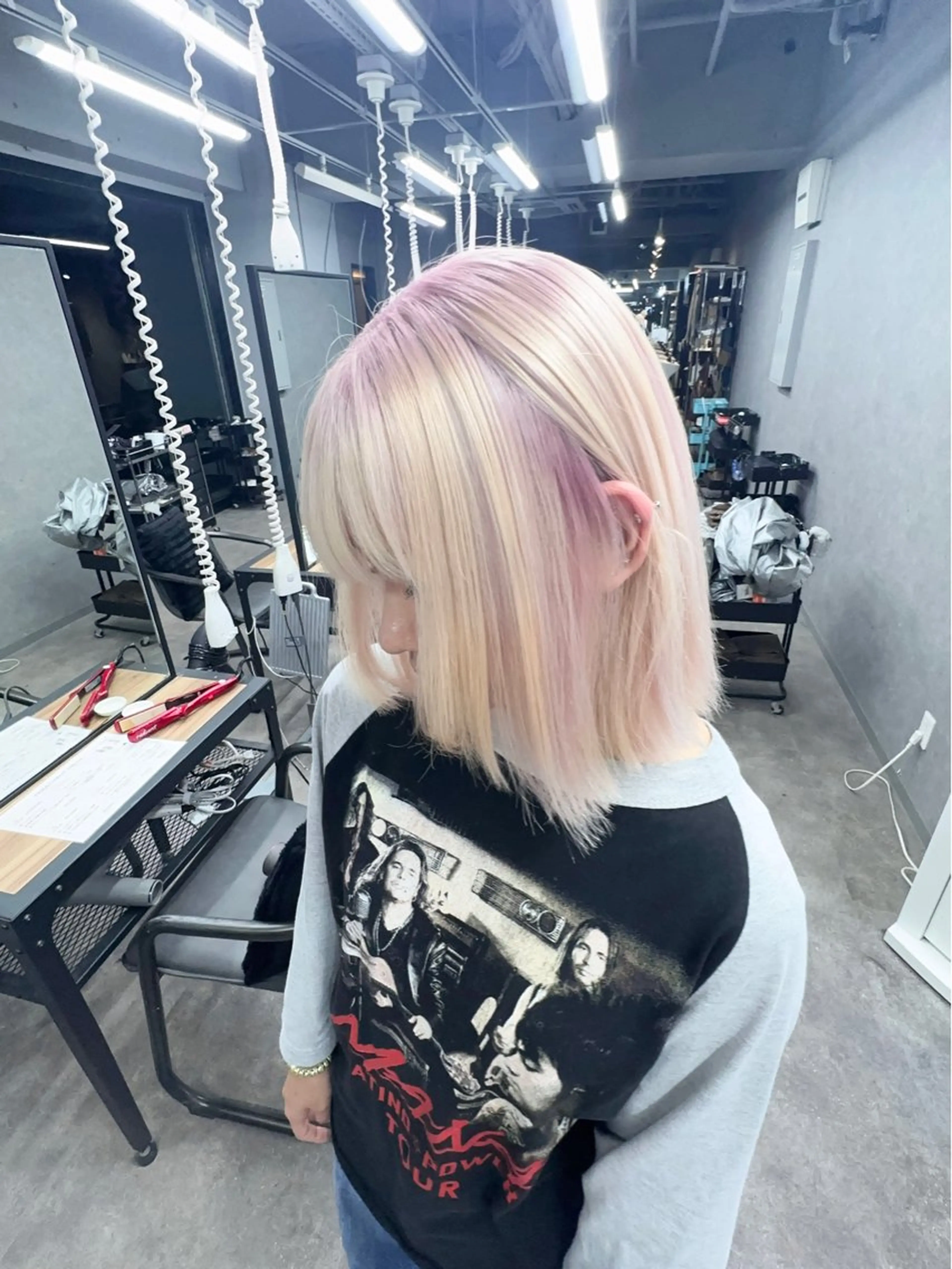セミロング 前髪カット🩶レイヤ ー🩶ハイトーン🩶のヘアスタイル