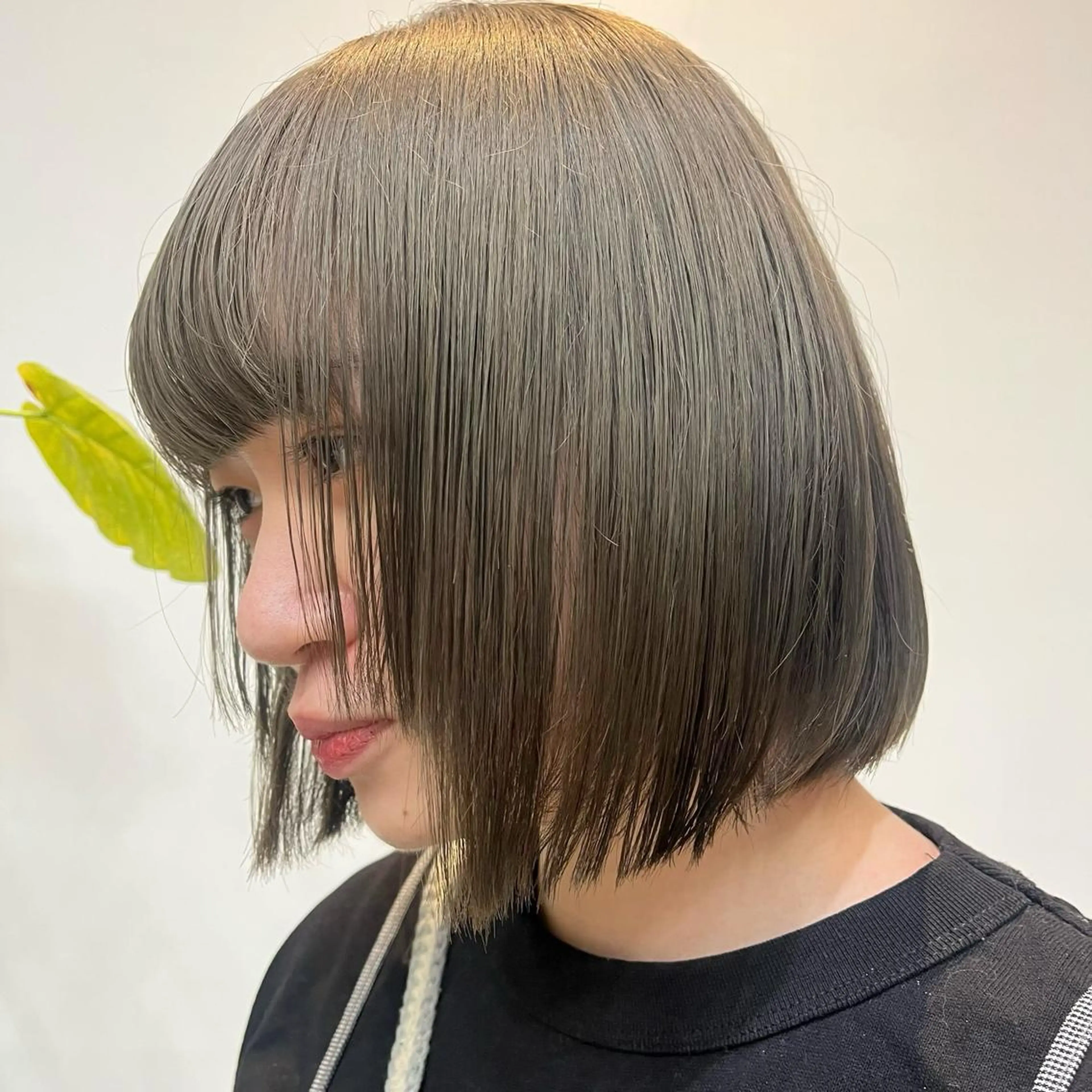 ショート カラー ヘアアレンジ 透明感カラー グレージュ オリーブグレージュ オリーブグレー ボブハイトーン🦖 デザインMAMIのヘアスタイル