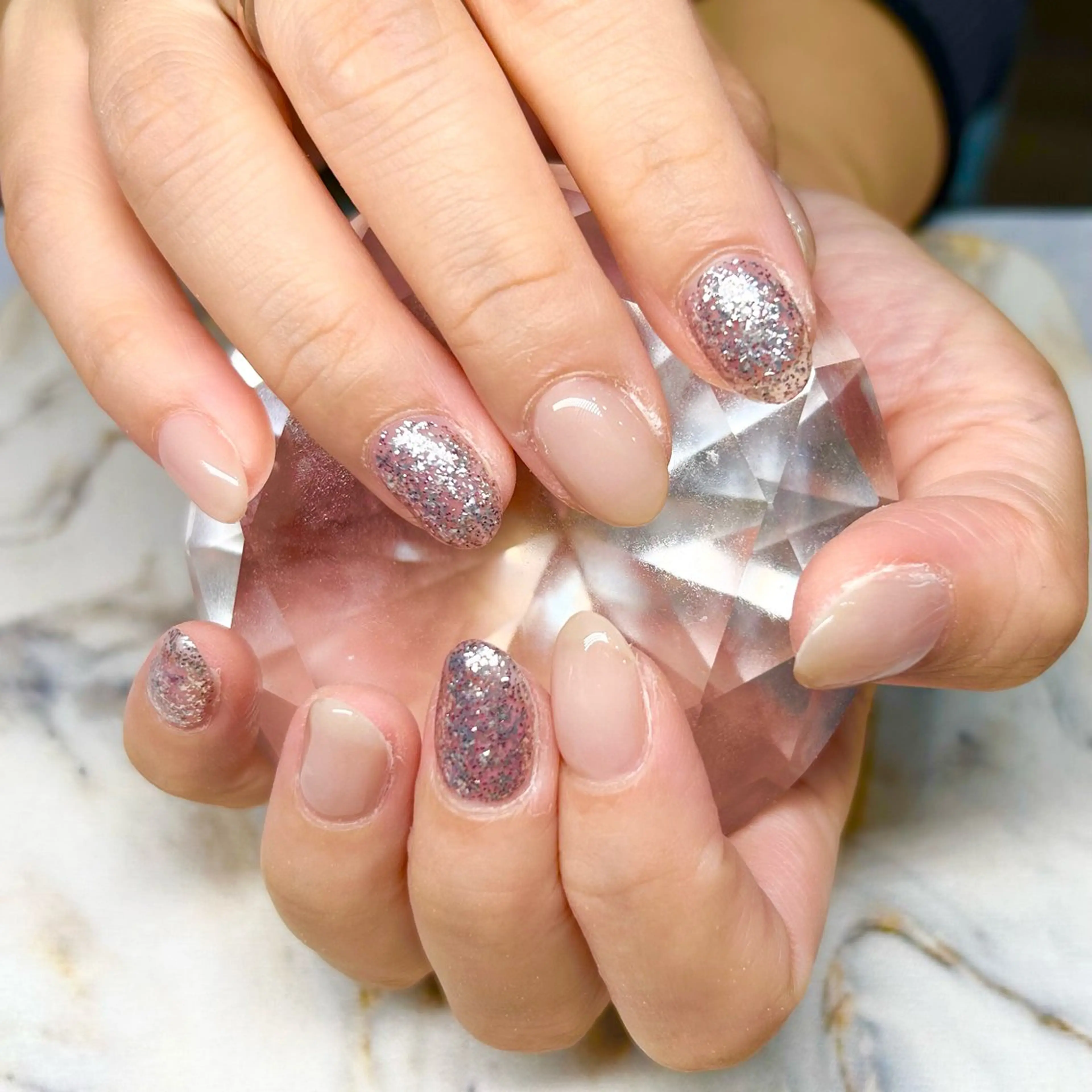 ネイル キラキラネイル ラメ(グリッター) ニュアンスネイル シンプルネイル Nail Stellaの眉毛・アイブロウイメージ