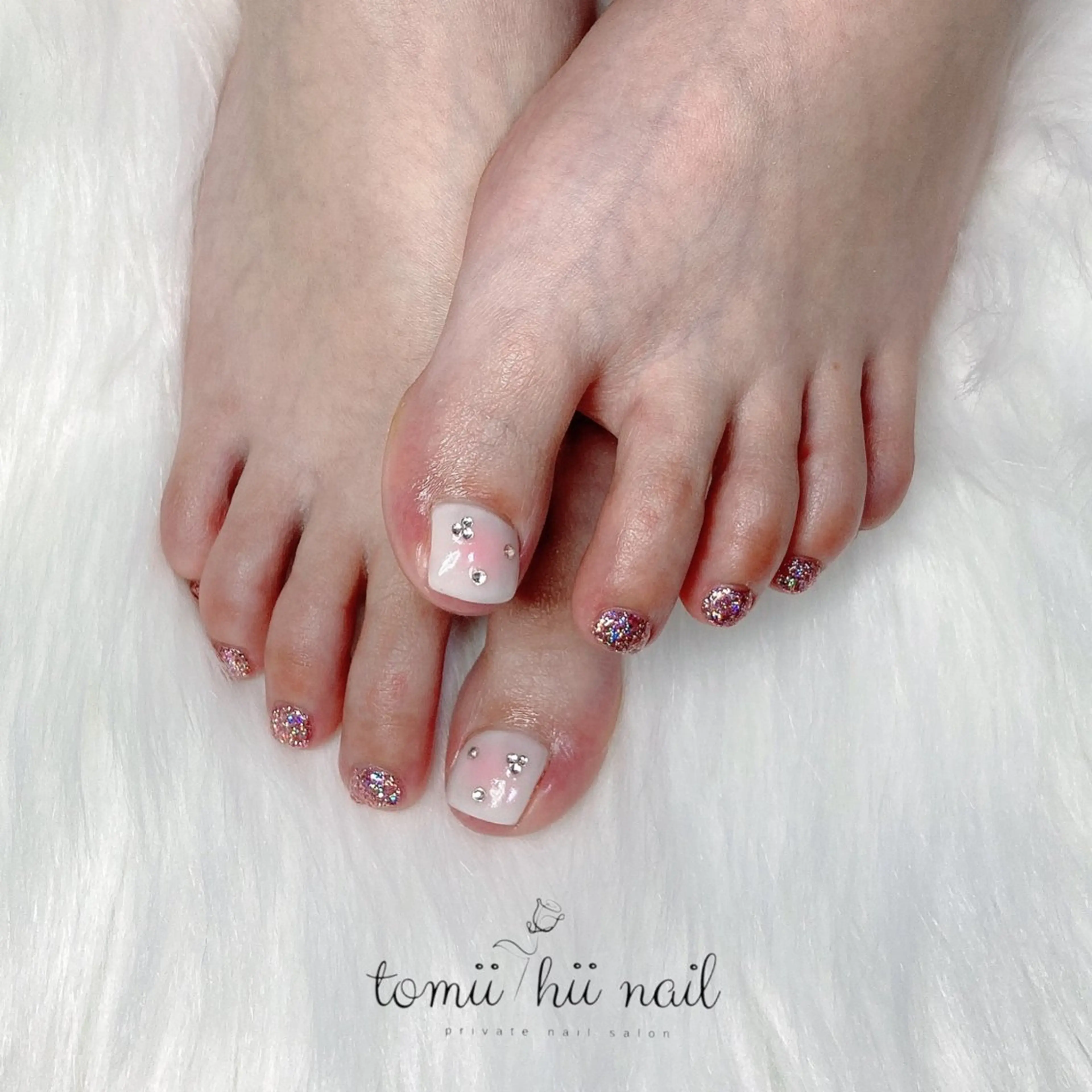 ネイル チークネイル フットネイル ストーンネイル フットネイル tomii-hii -nailのネイルデザイン
