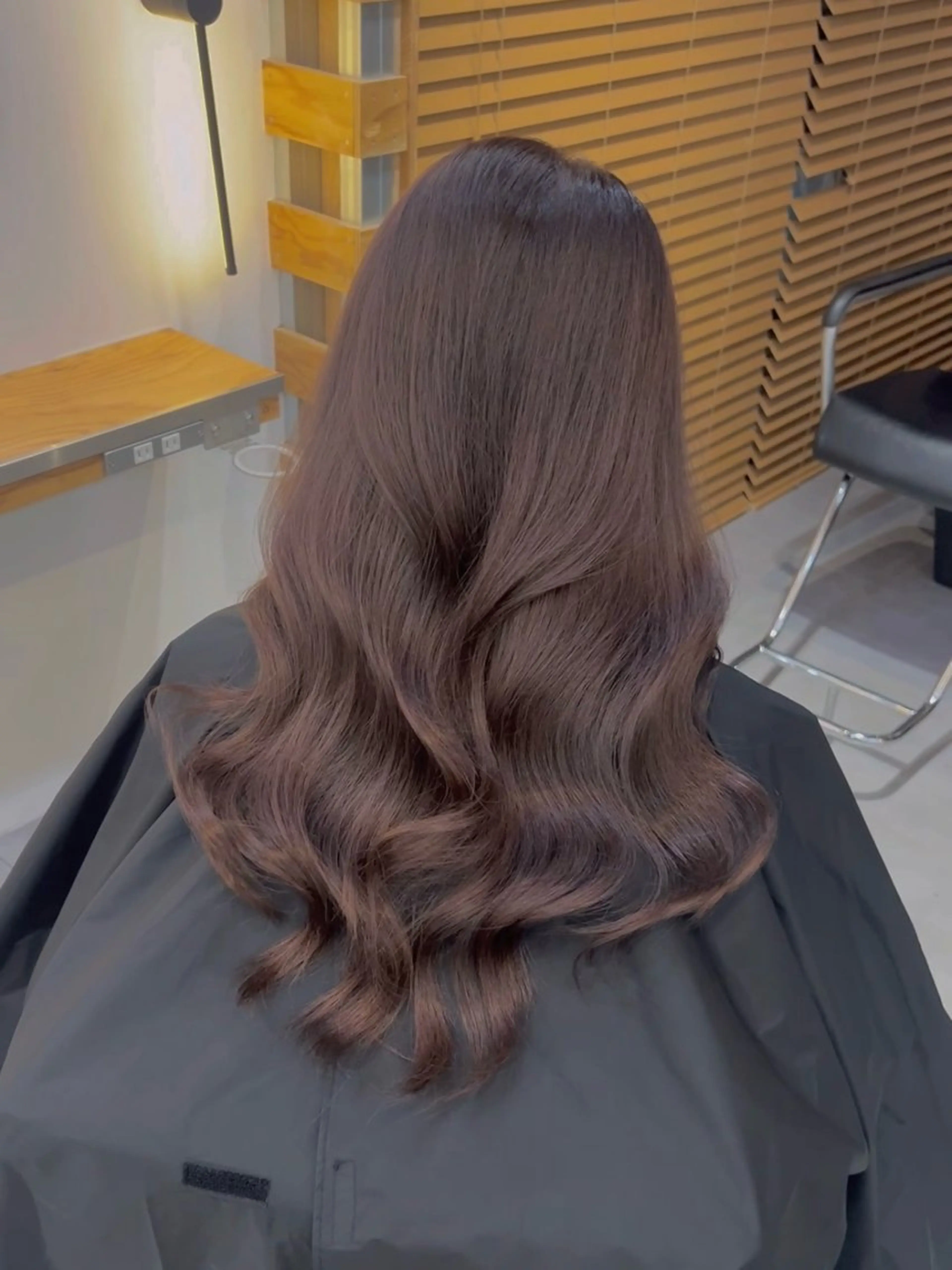 ロング カラー パーマ アッシュ アッシュグレー アッシュグレージュ ベージュカラー 黒髪 カット ヘアカラー トリートメント 艶感ブラウン特化/ ブリーチなしWカラーのヘアスタイル