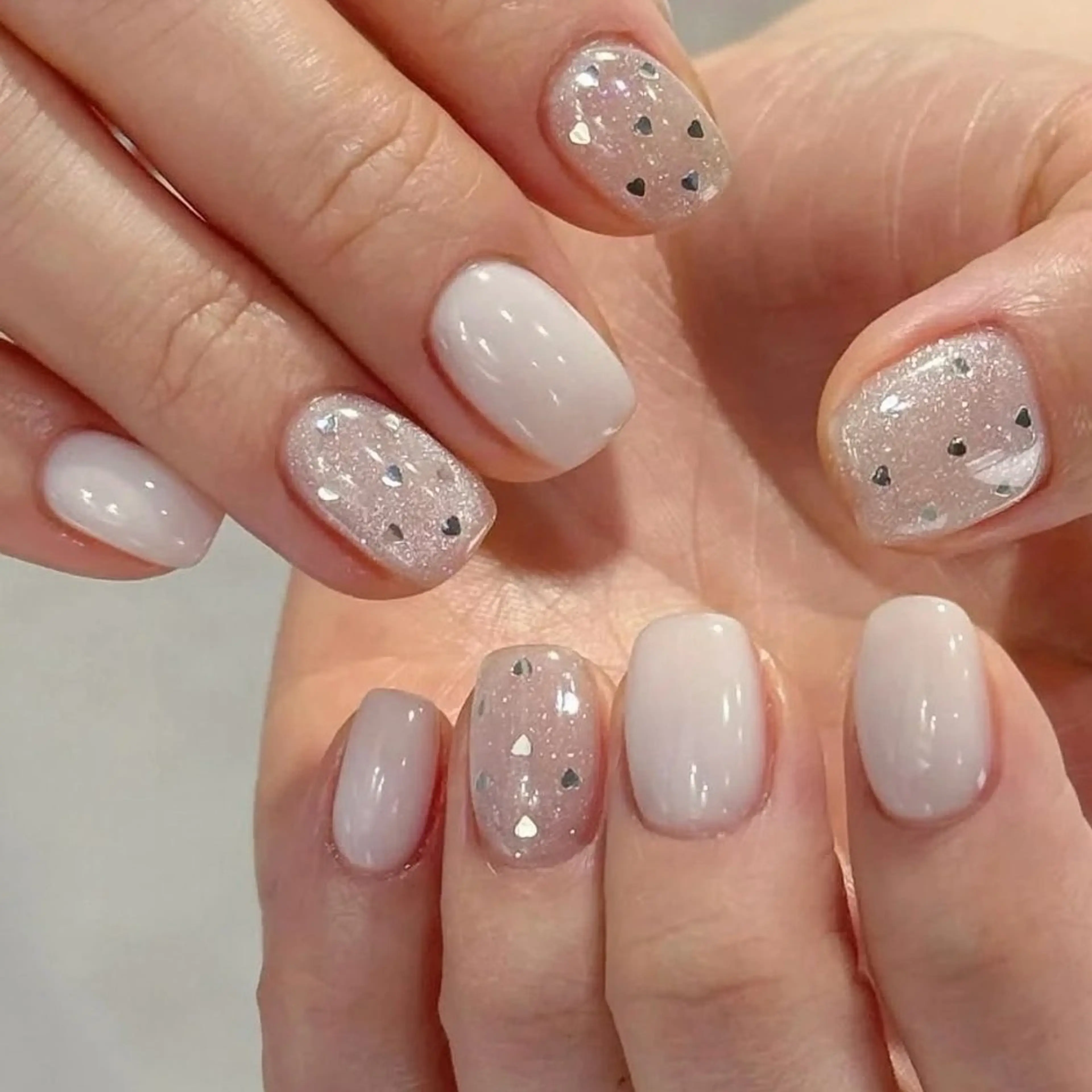 ネイル アートネイル ラメ(グリッター) 赤色 冬ネイル クリスマス ハンドネイル はなネイル所属・R_nail xixiのネイルデザイン