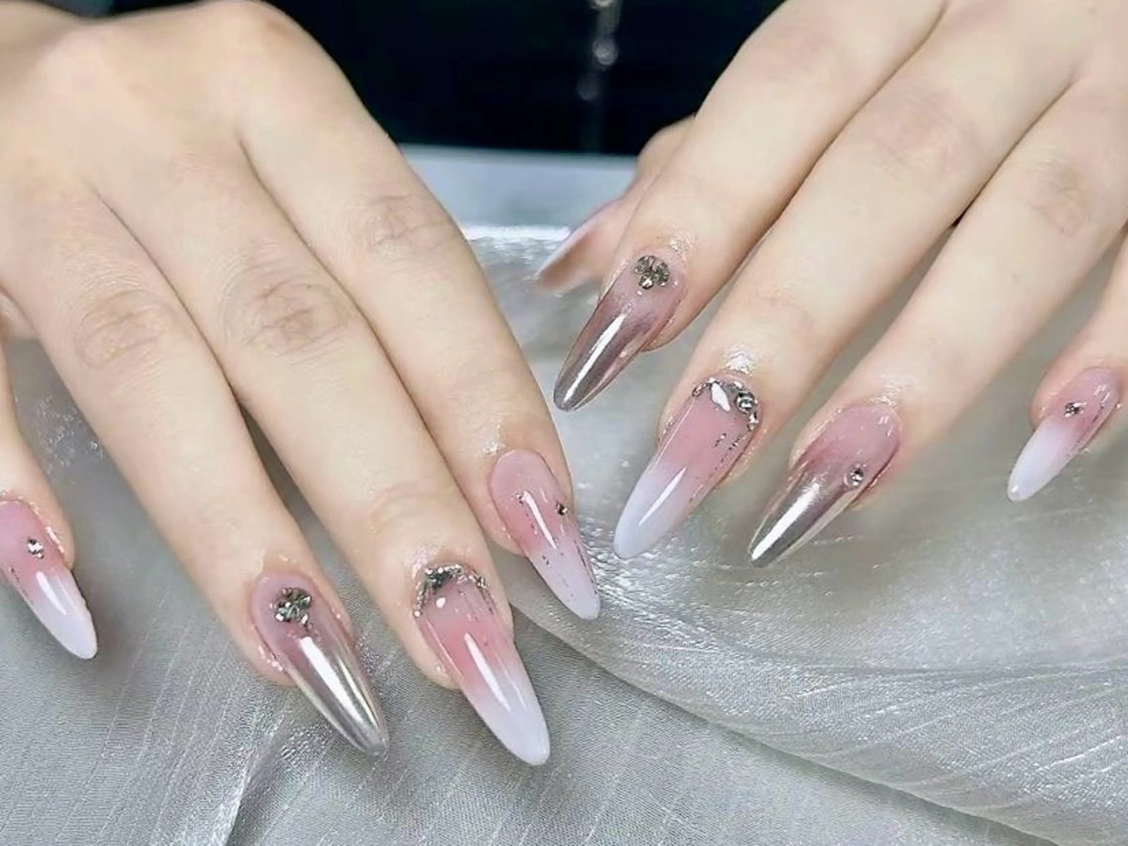 ネイル アートネイル オーロラネイル フレンチネイル ジェルネイル グラデーション ハンドネイル ハンドケア Nova Nail Osakaのネイルデザイン
