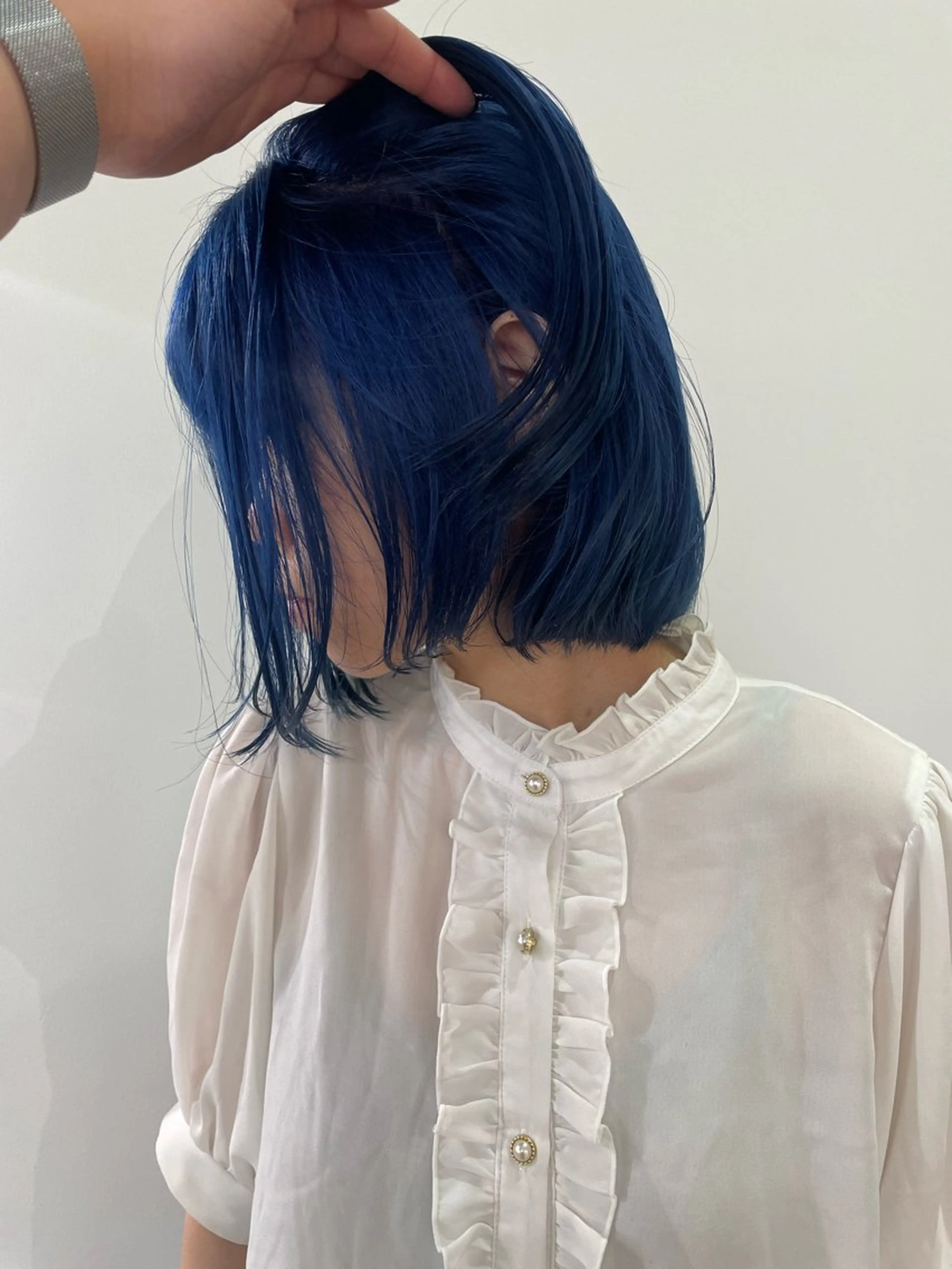 ミディアム カラー 黒髪 ブリーチ ブルーカラー ブルーブラック ケアブリーチ ヘアカラー トリートメント MIU/ルーツカラー ボブ/顔周りレイヤーのヘアスタイル