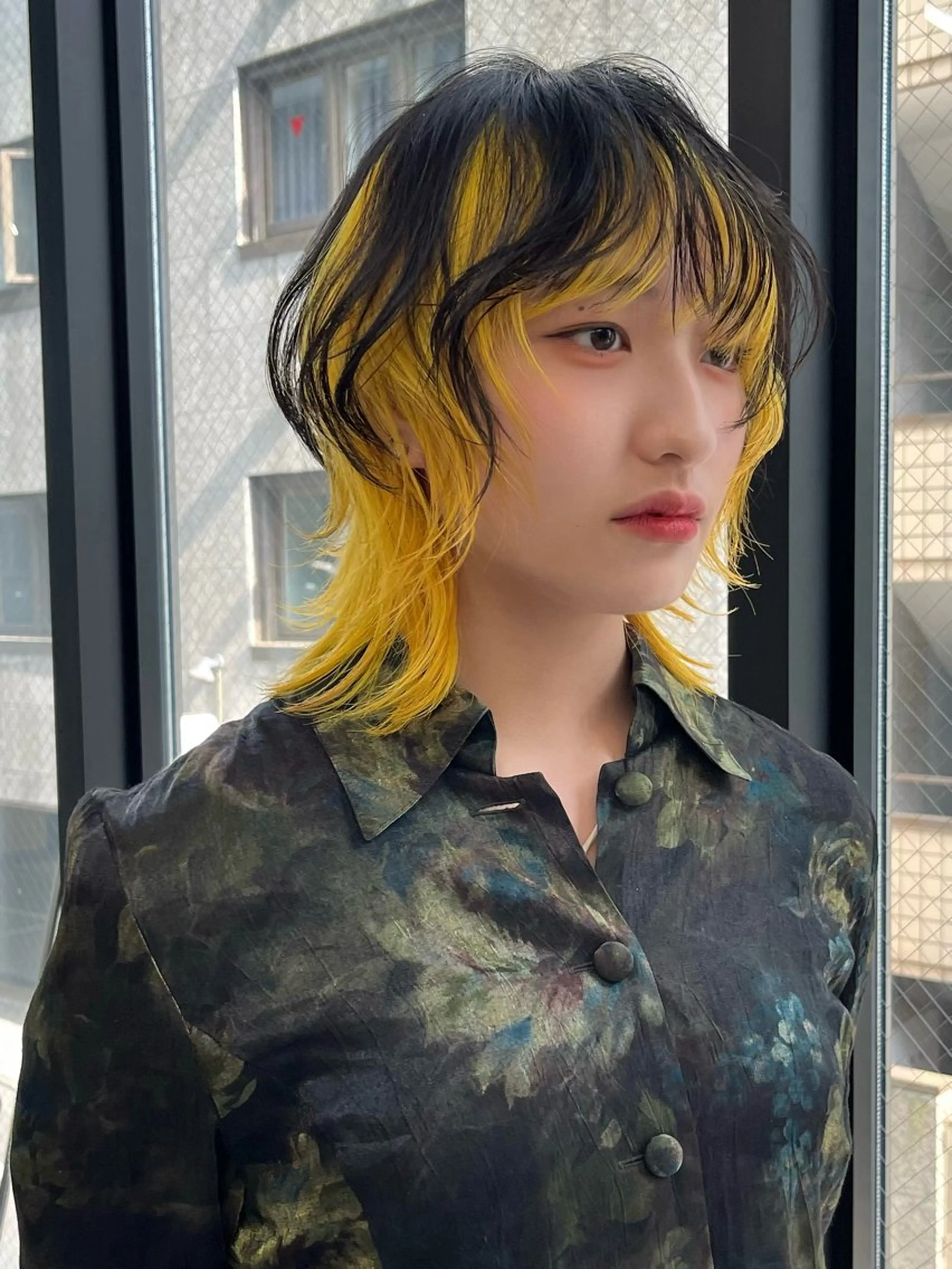 ミディアム カラー インナーカラー イエローカラー 顔まわりレイヤー 顔周りカット レイヤーカット カット ヘアカラー ウルフ/レイヤー ⚡️ITSUKU⚡️のヘアスタイル