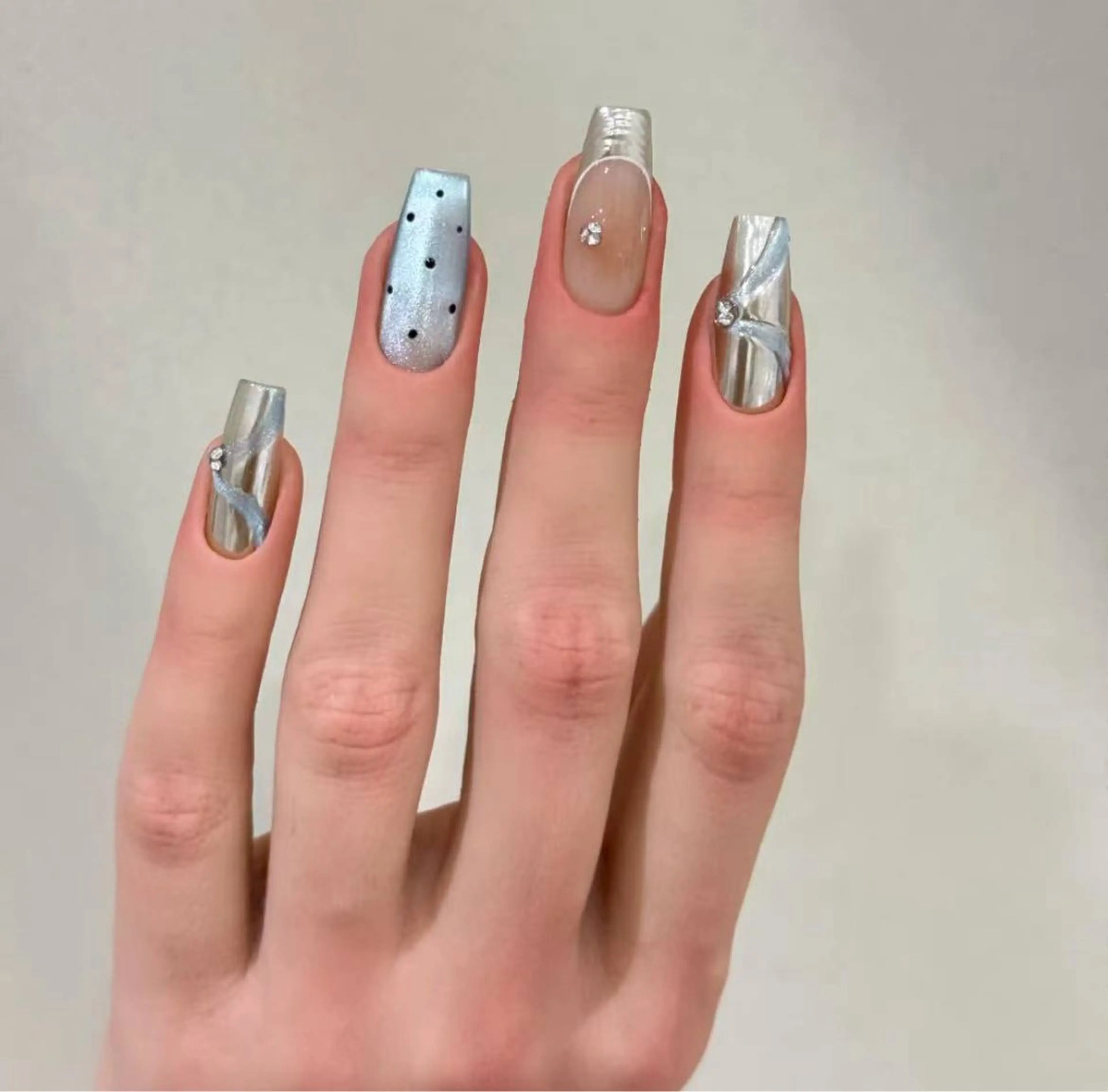 ロング NOA NAILのネイルデザイン