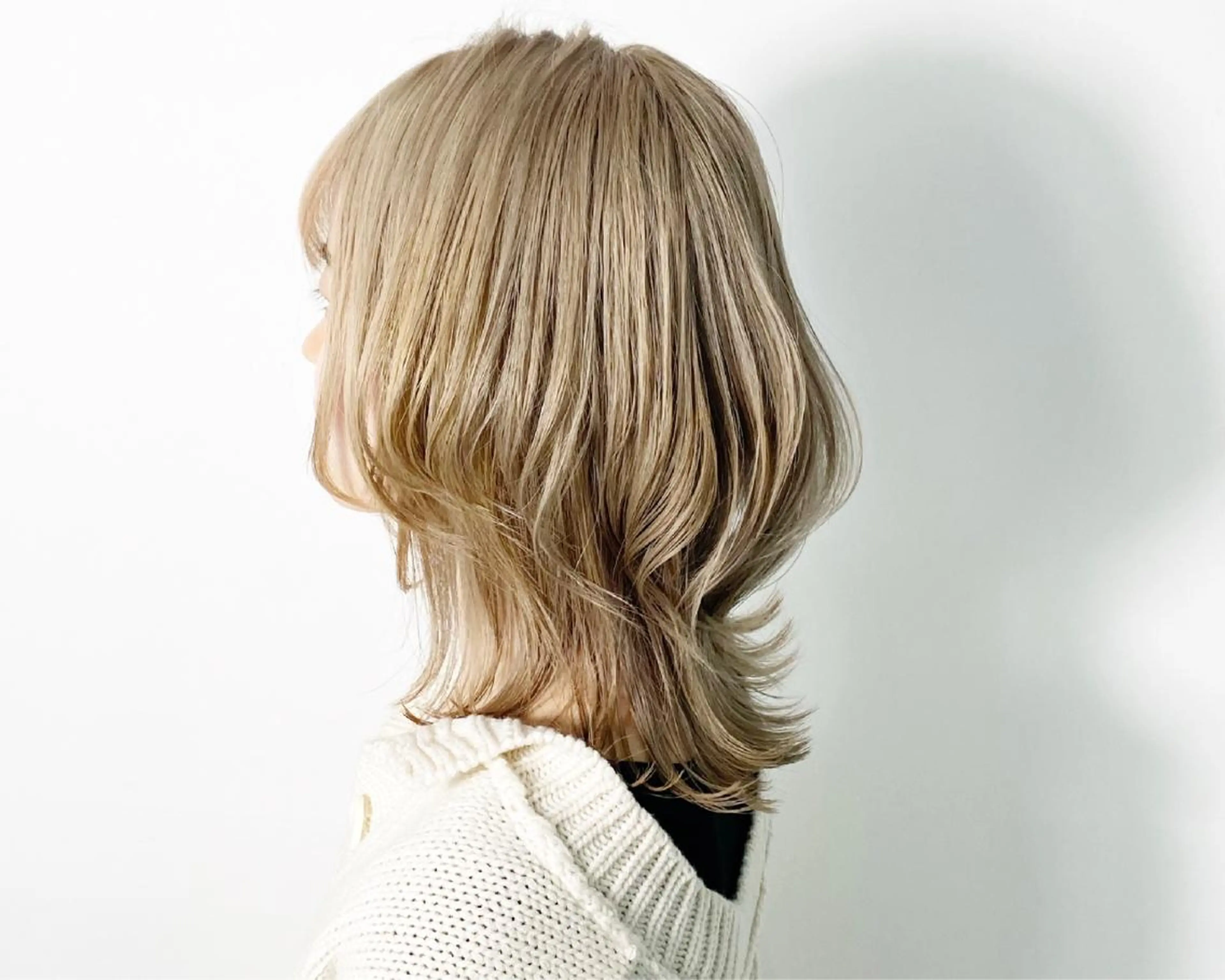 ミディアム カラー ヘアアレンジ ベージュカラー ブロンド ミルクティーベージュ レイヤーカット ウルフカット 大橋 拓巳のヘアスタイル