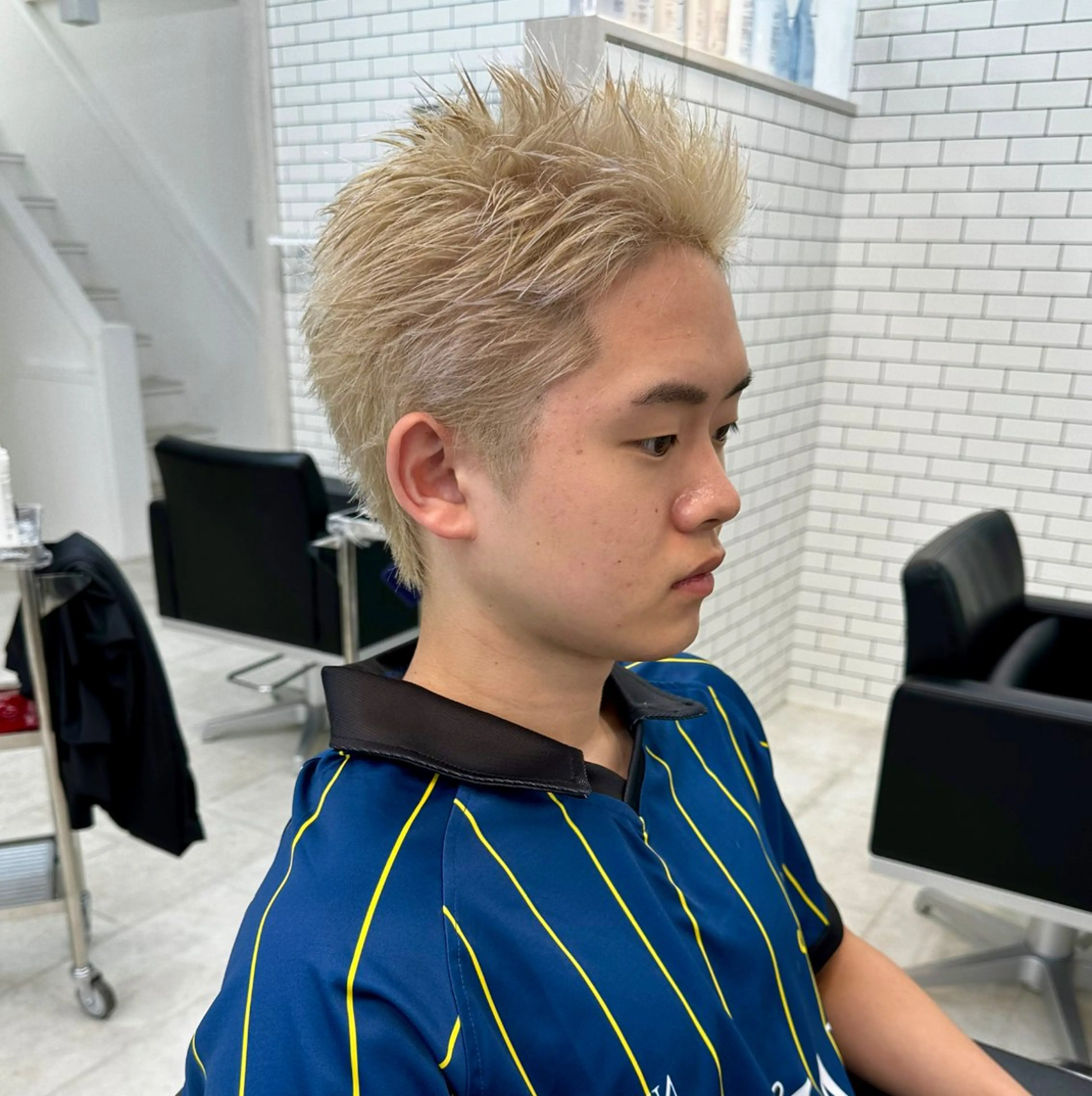 カラー メンズ メンズハイライト メンズハイトーン メンズインナーカラー デザインカラー ハイライトカラー メンズ特化✂️ 小枝 優生のヘアスタイル