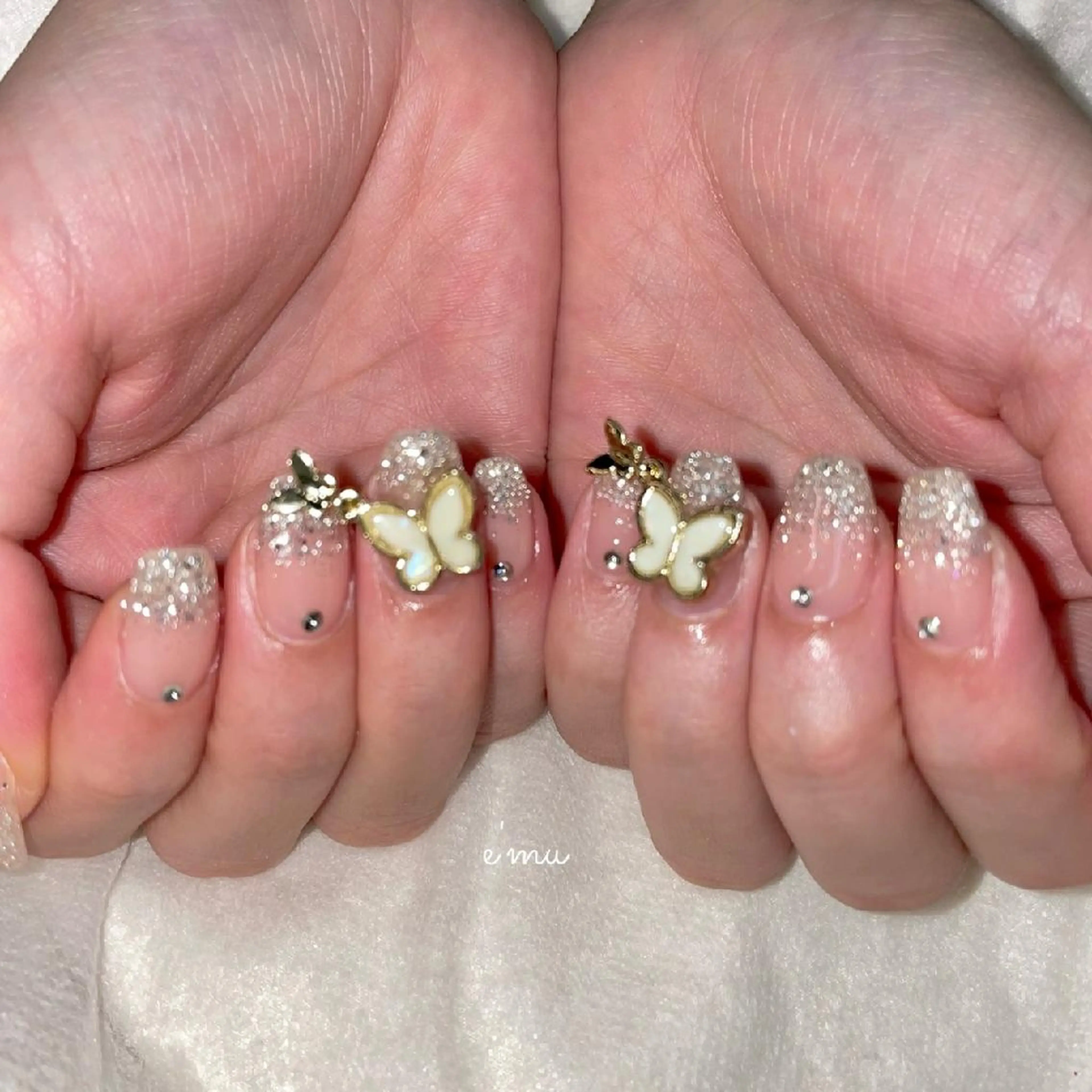 ネイル キラキラネイル ワンホンネイル nail salon e'mu💐のネイルデザイン
