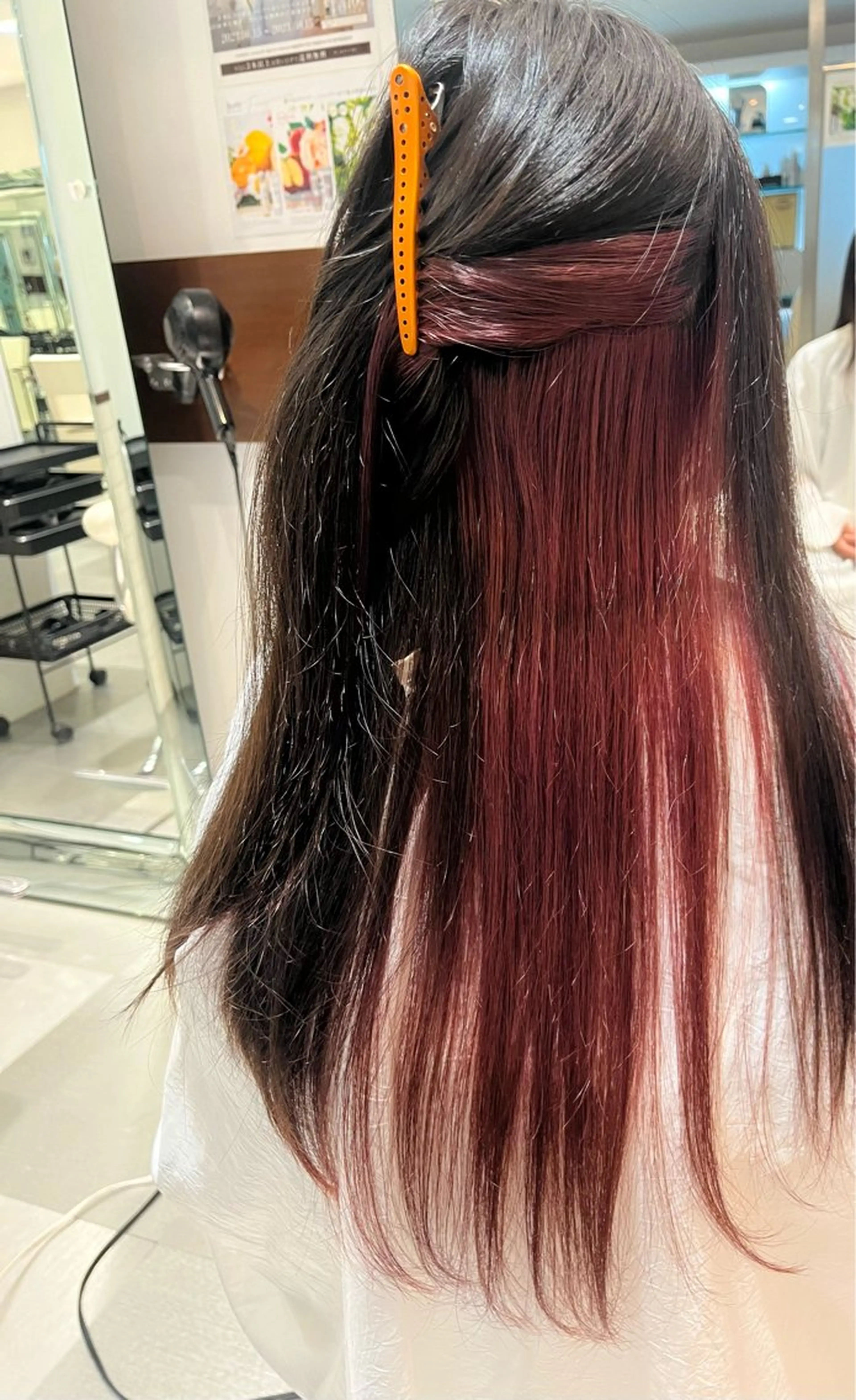 ロング カラー インナーカラー レッドカラー コテ巻き風パーマ 藤澤　知彌のヘアスタイル
