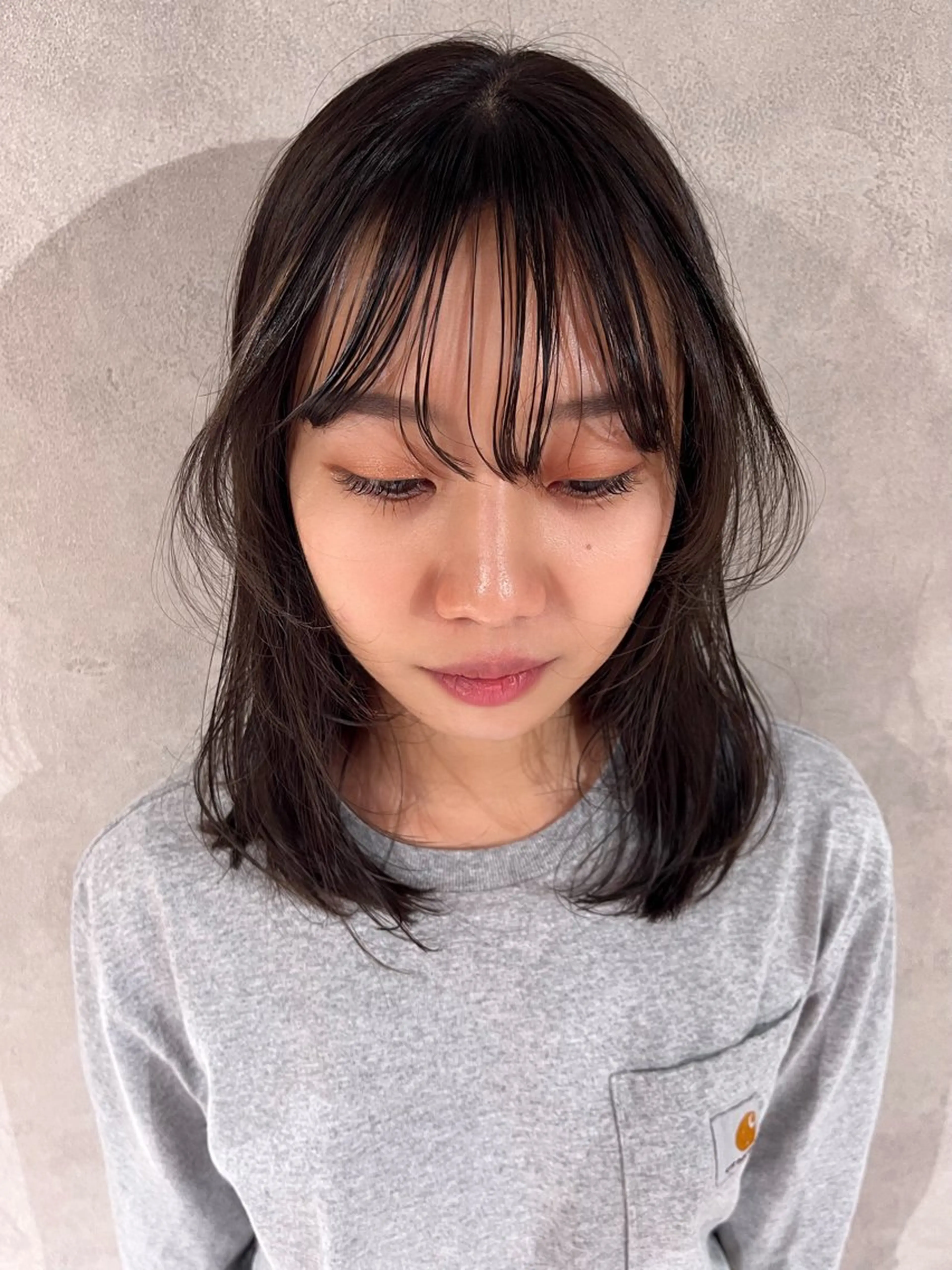 ミディアム メンズセンターパート /フェザーパーマのヘアスタイル