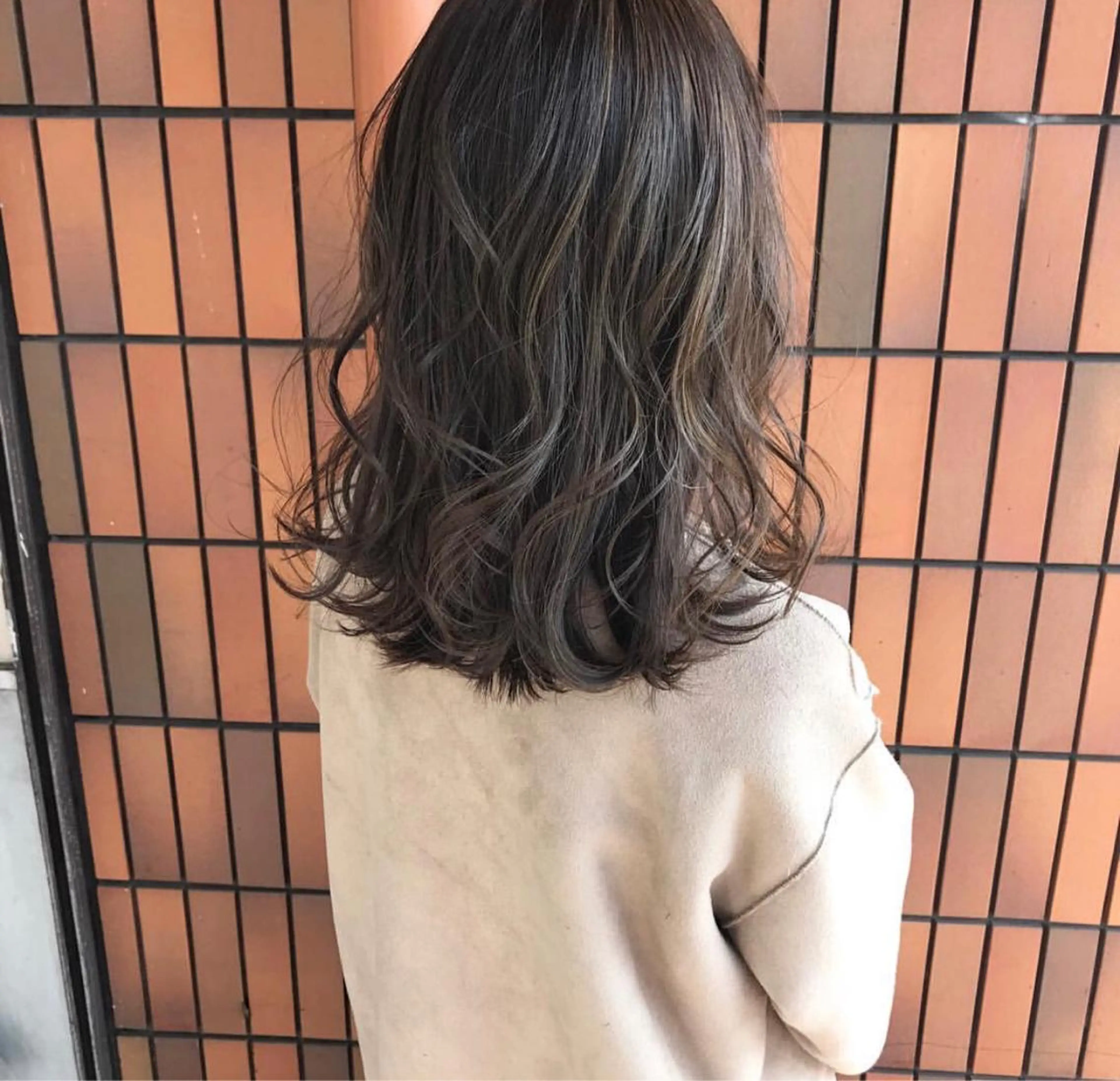 ミディアム カラー ベージュカラー ハイライトカラー ハイライト topstylist 芳賀みなみのヘアスタイル