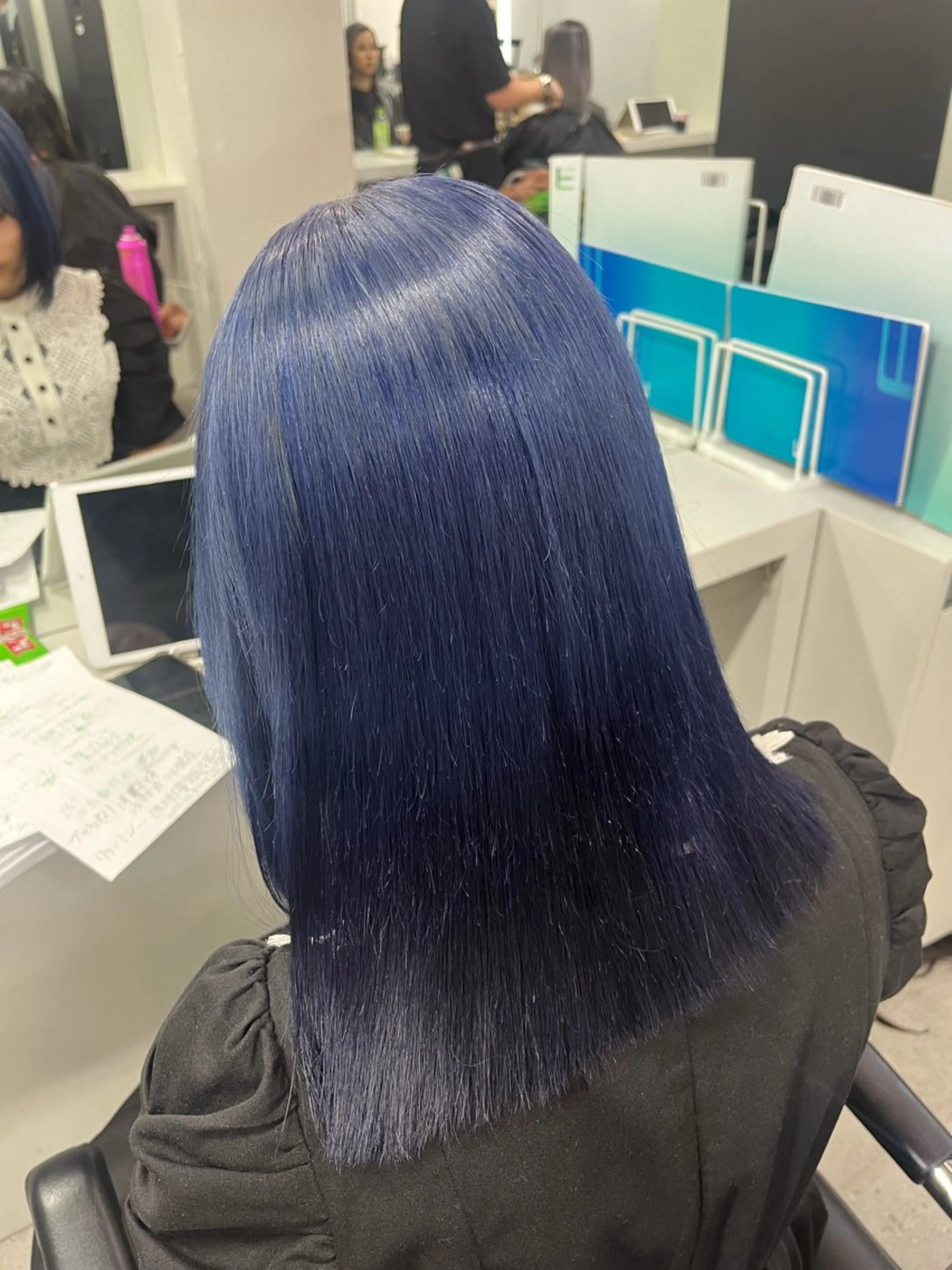 セミロング ハイトーン/艶カラー 𝐧𝐨𝐚のヘアスタイル