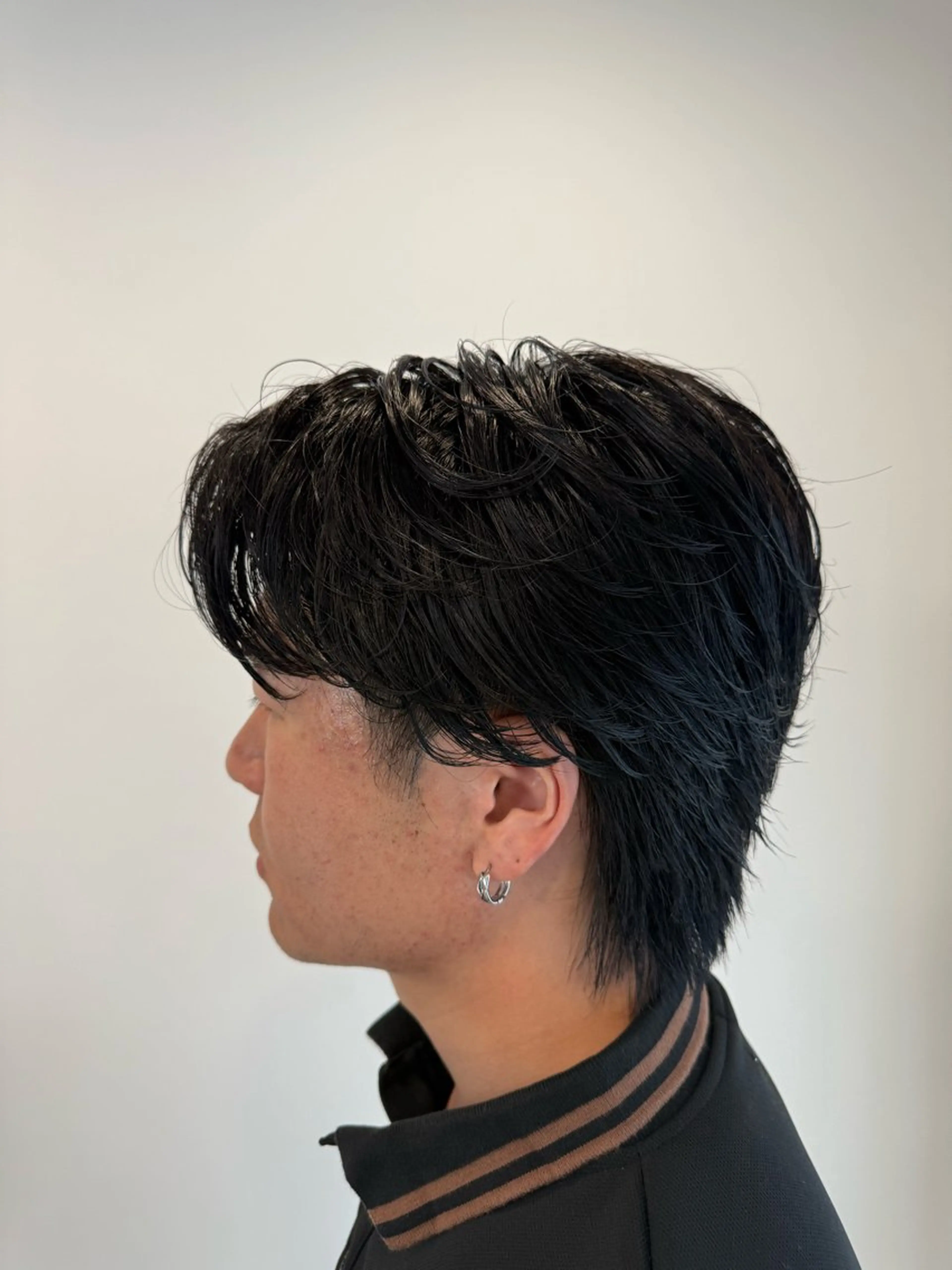 カラー メンズ メンズブリーチ 黒髪 ブリーチ ブルーカラー ブルーブラック 後藤 優斗のヘアスタイル