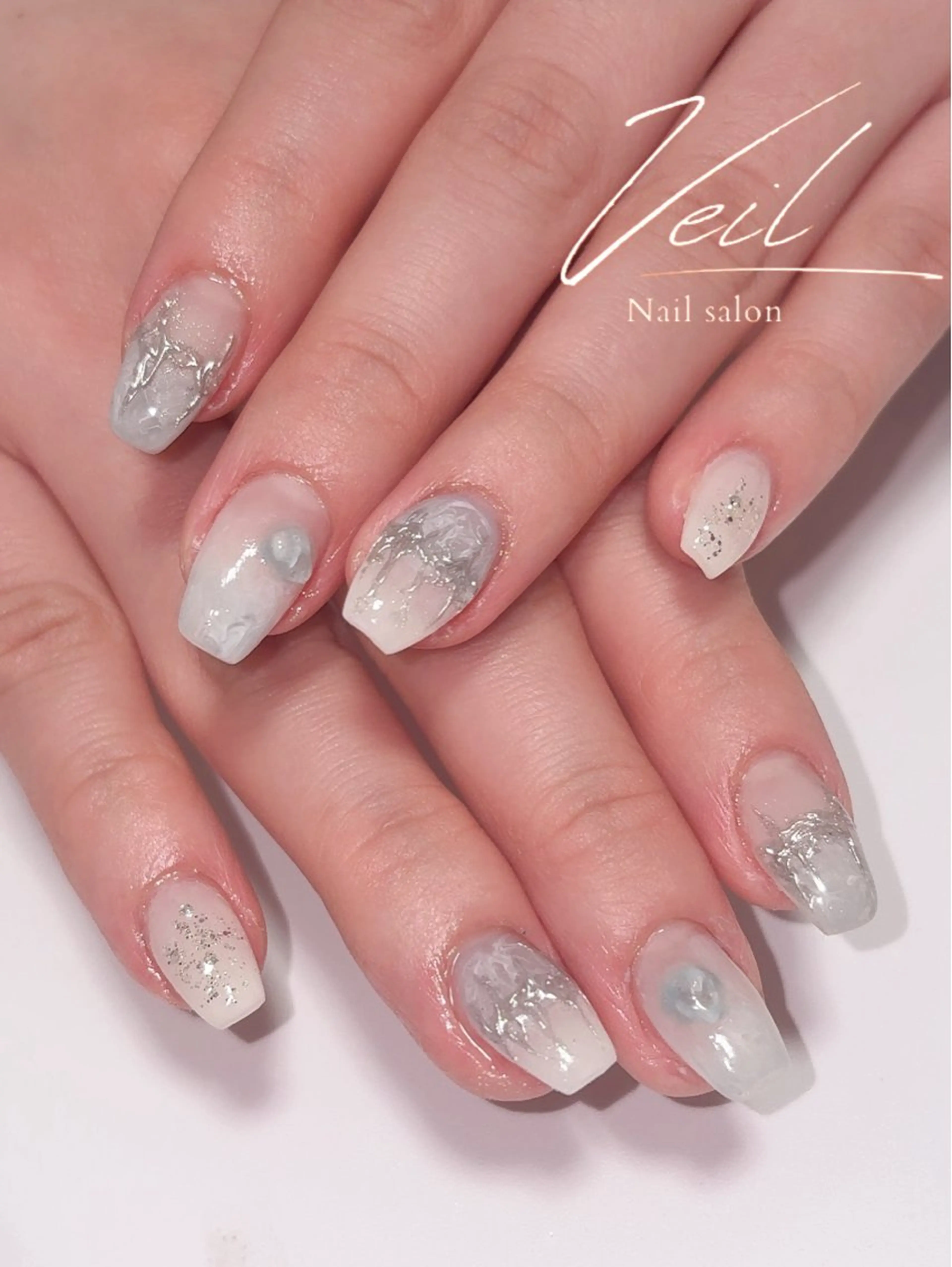 ネイル ブルー ニュアンスネイル シルバー ホワイト ハンドネイル nail salon veil所属・岡嶋 伊織📍京橋徒歩1分のネイルデザイン