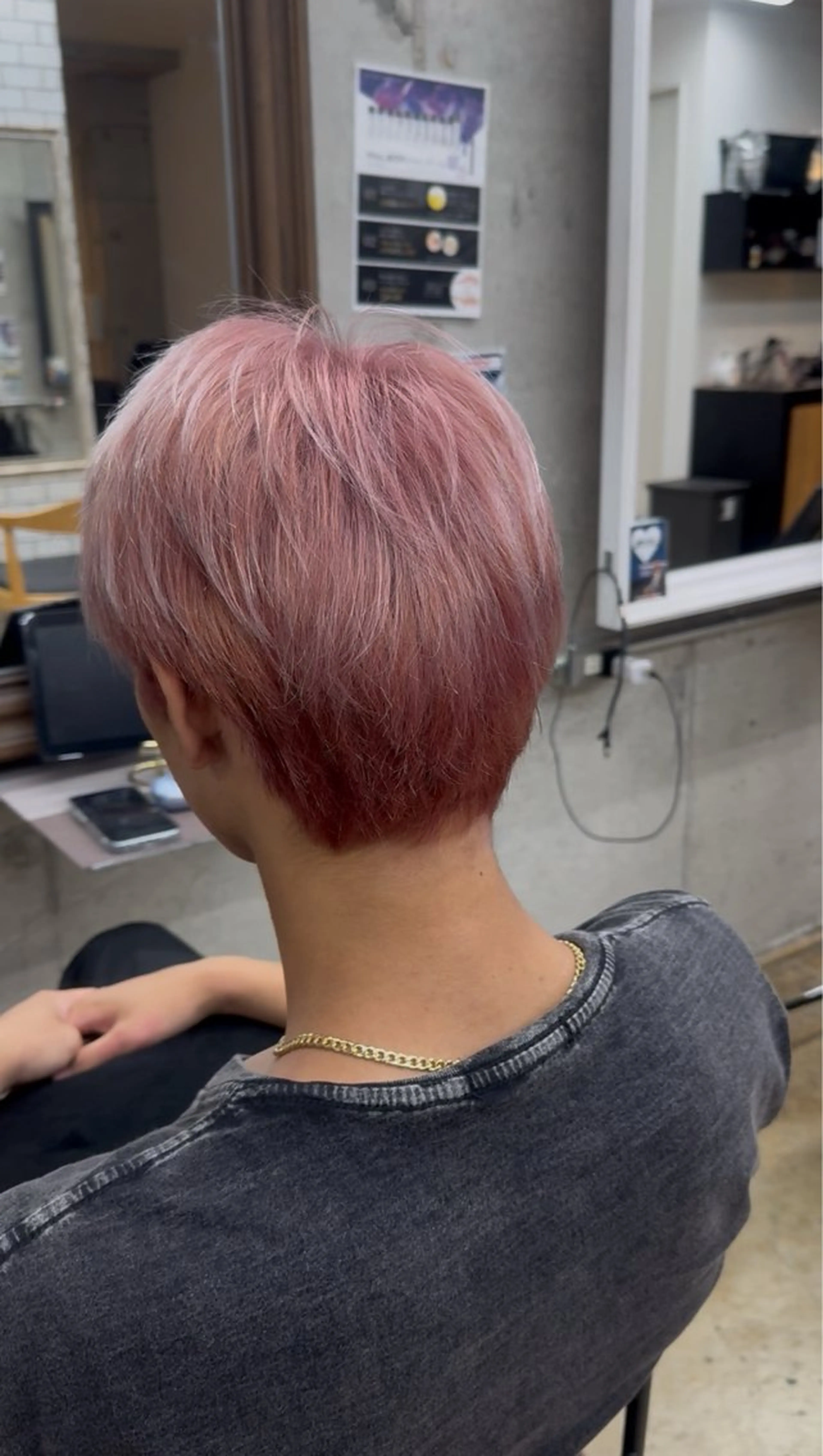 カラー メンズ ピンクカラー ホワイトピンク ヘアカラー 栗原 莉玖のヘアスタイル