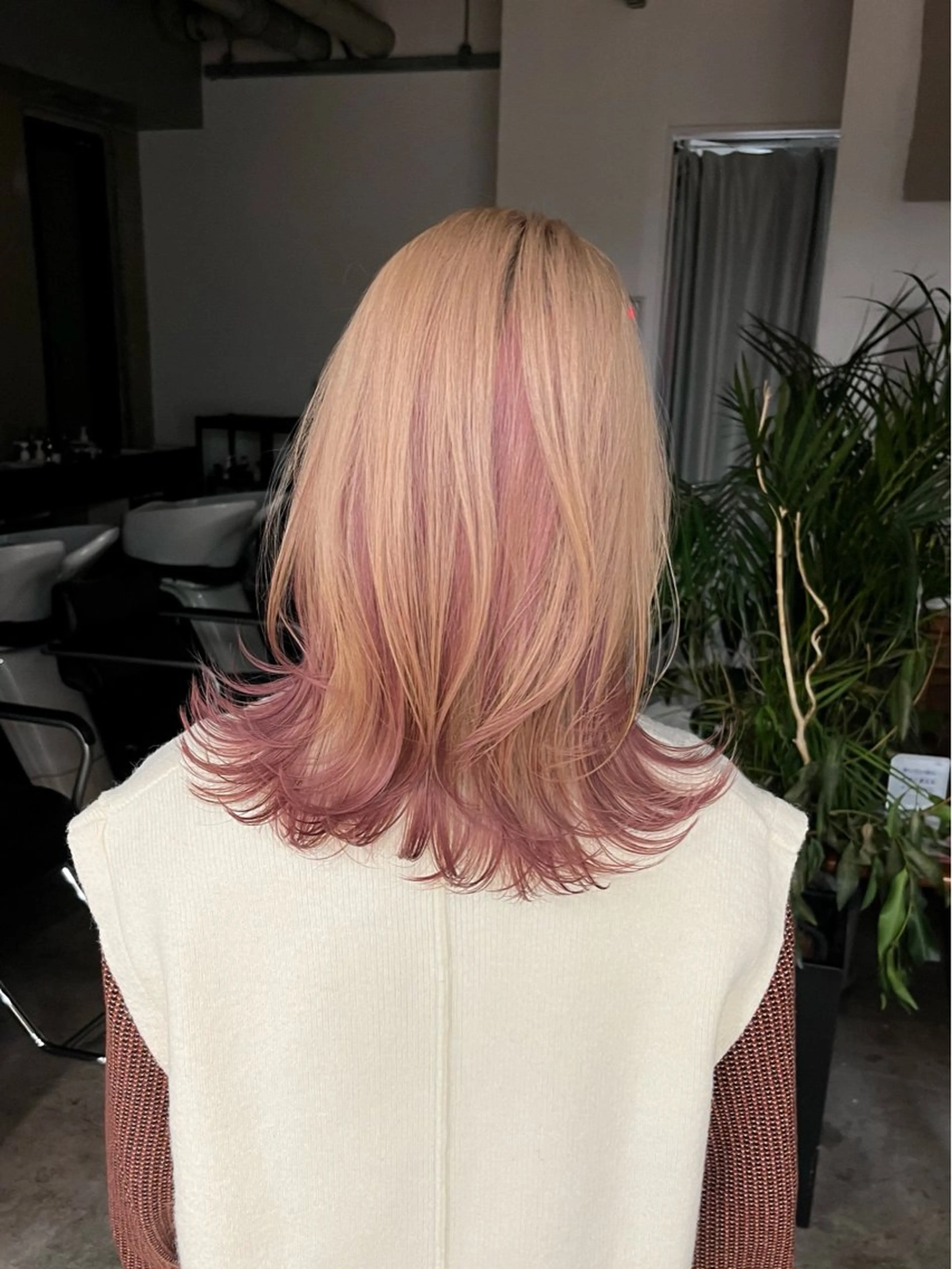 カラー ウルフとハイトーン オタク美容師のユウトのヘアスタイル