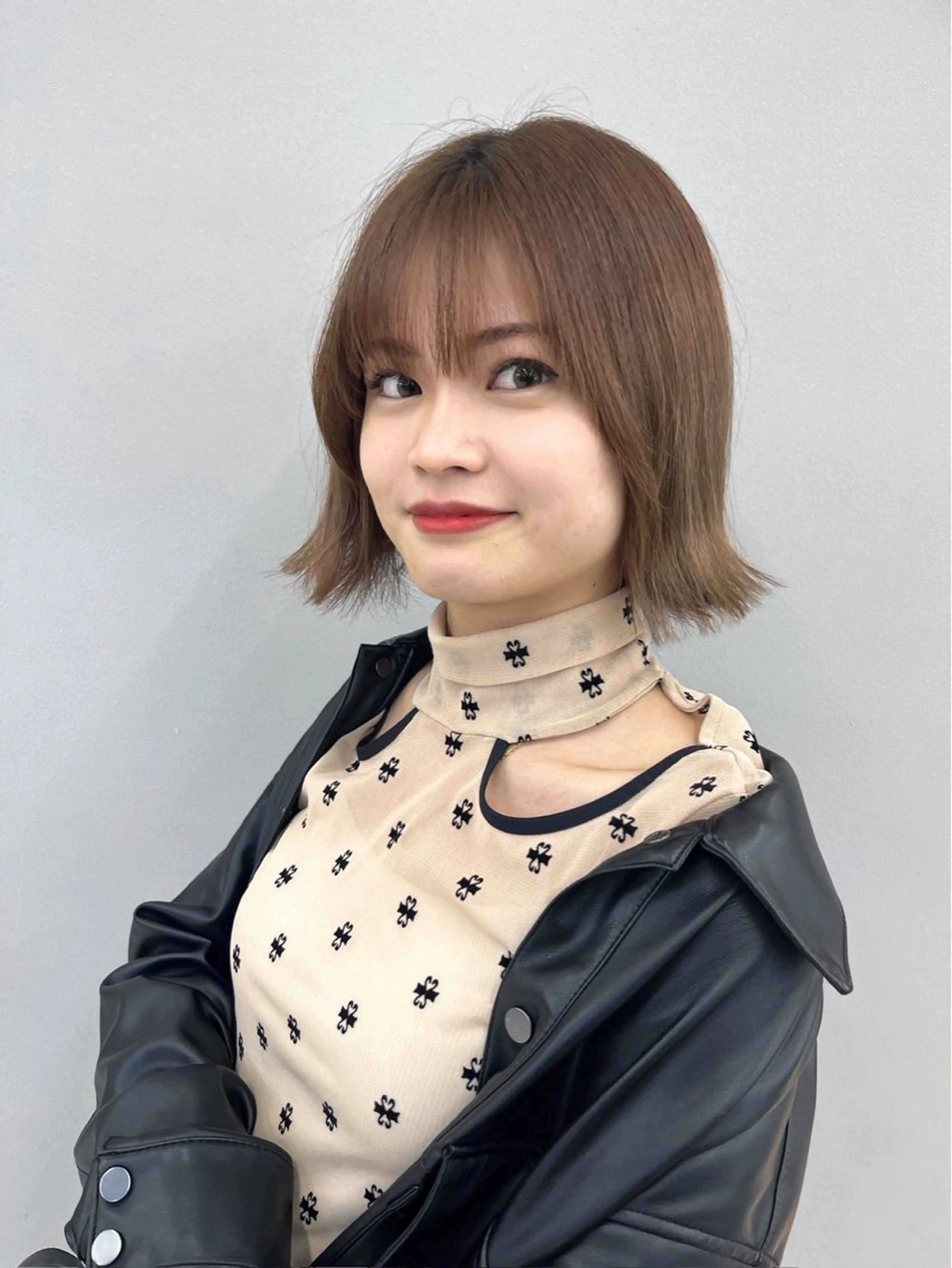 ミディアム ｜透明感｜レイヤー｜ カラー｜大石晴也🦋のヘアスタイル