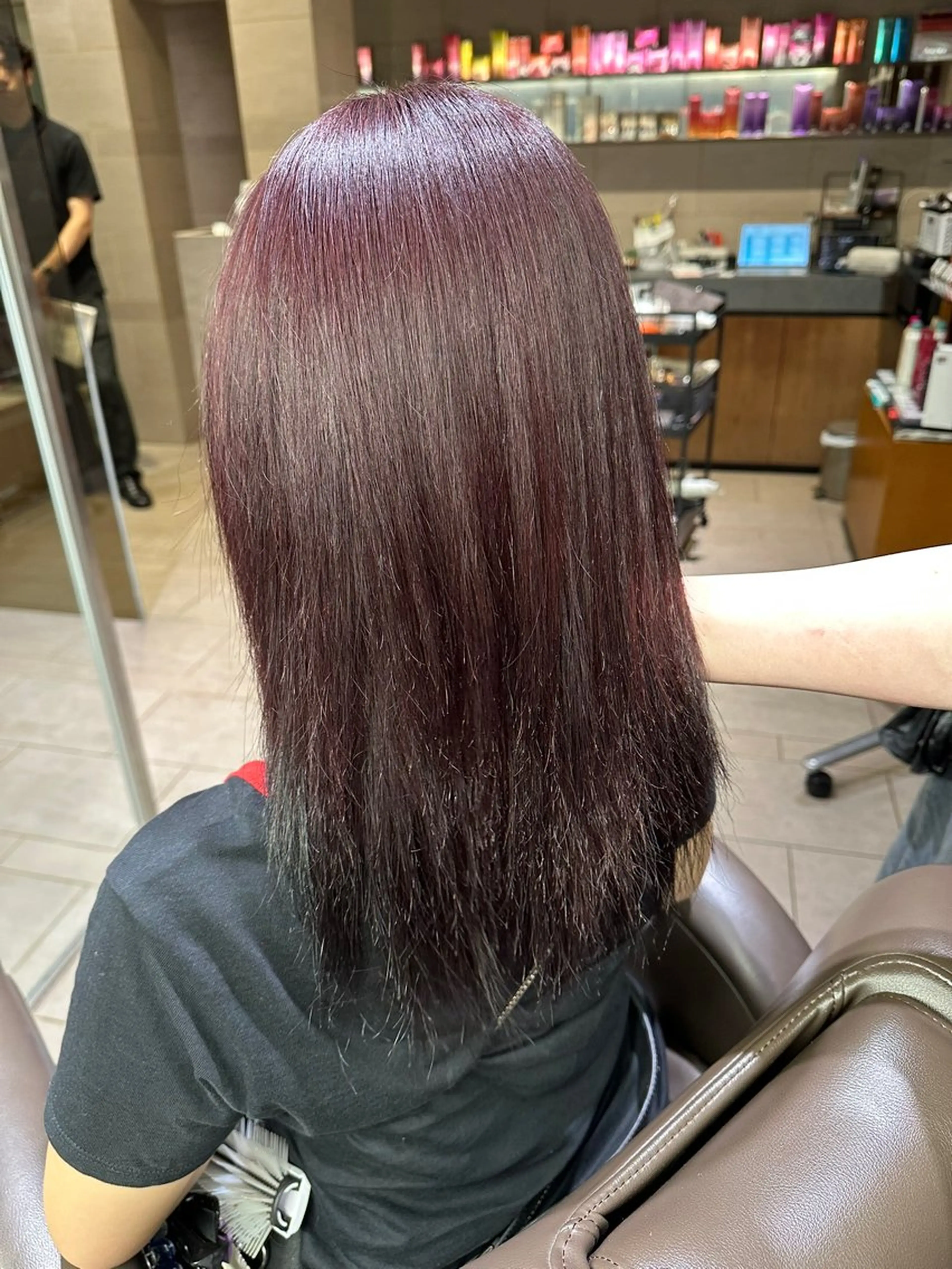 セミロング カラー 黒髪 ブリーチ ボルドーカラー カット ヘアカラー 近藤 李香のヘアスタイル