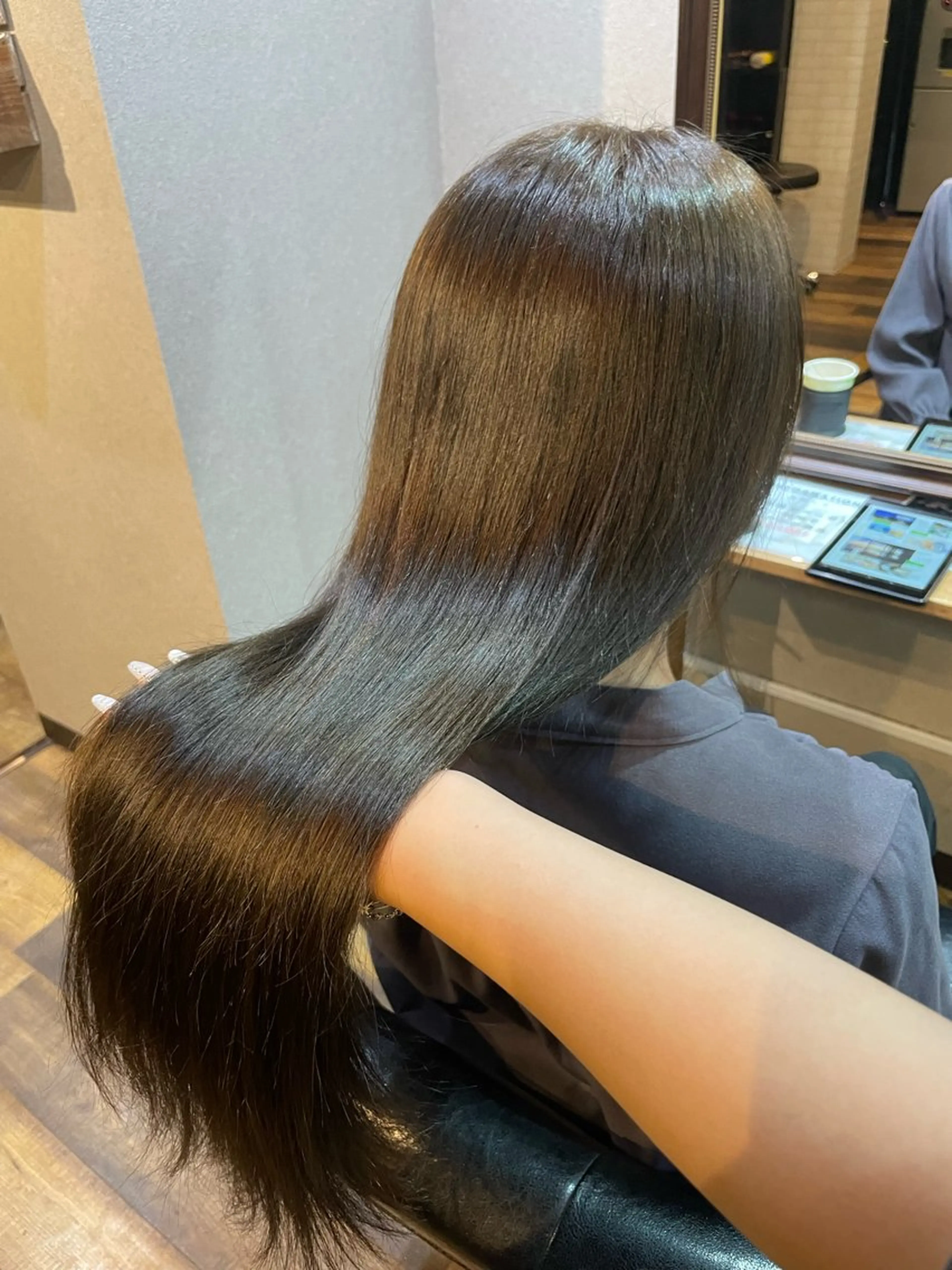ロング カラー グレージュ オリーブグレージュ オリーブグレー ヘアカラー MIKA 💫艶透明感カラーのヘアスタイル