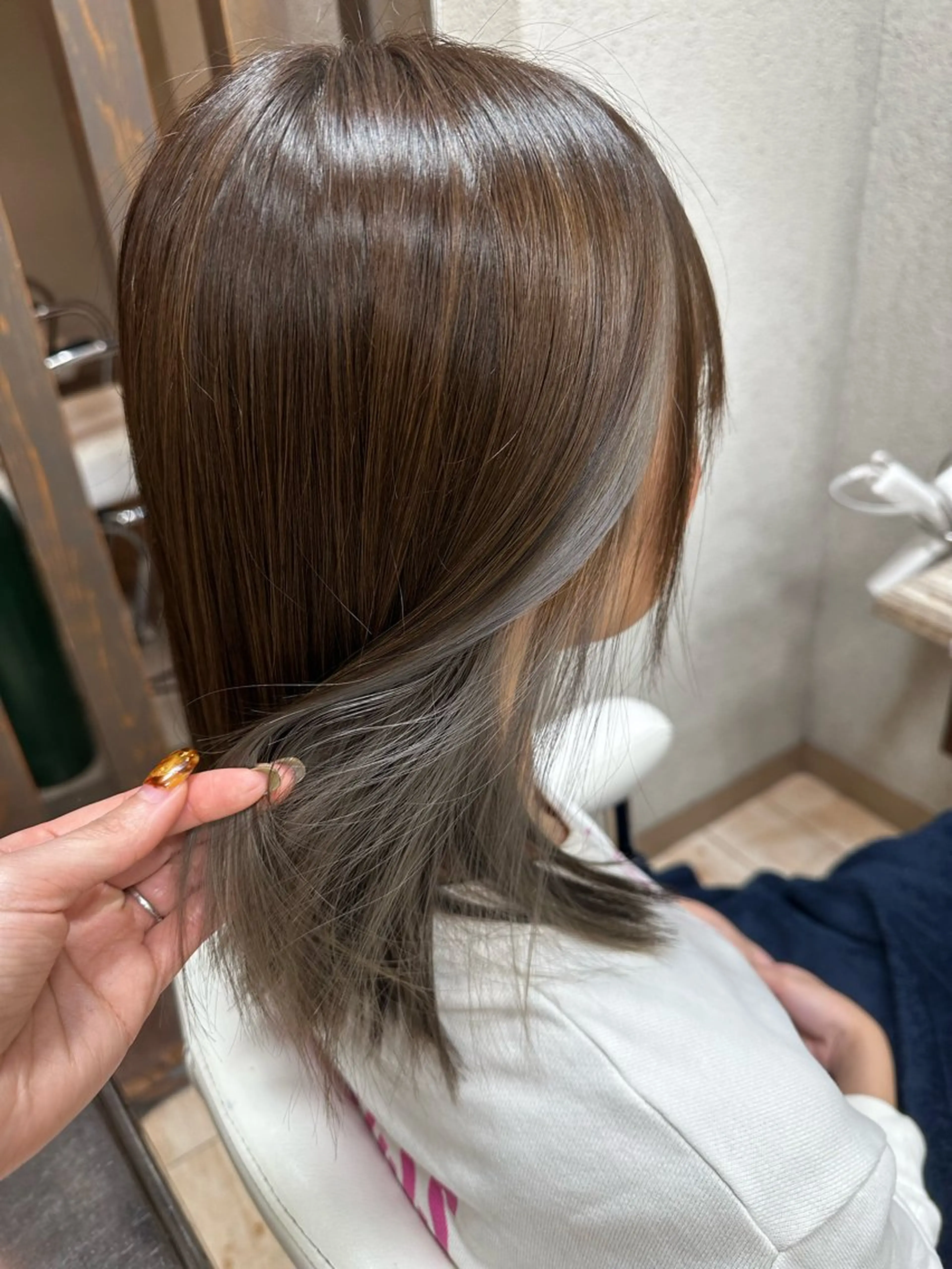 ミディアム カラー ブリーチ イヤリングカラー シルバー ヘアカラー 阿部 美咲のヘアスタイル