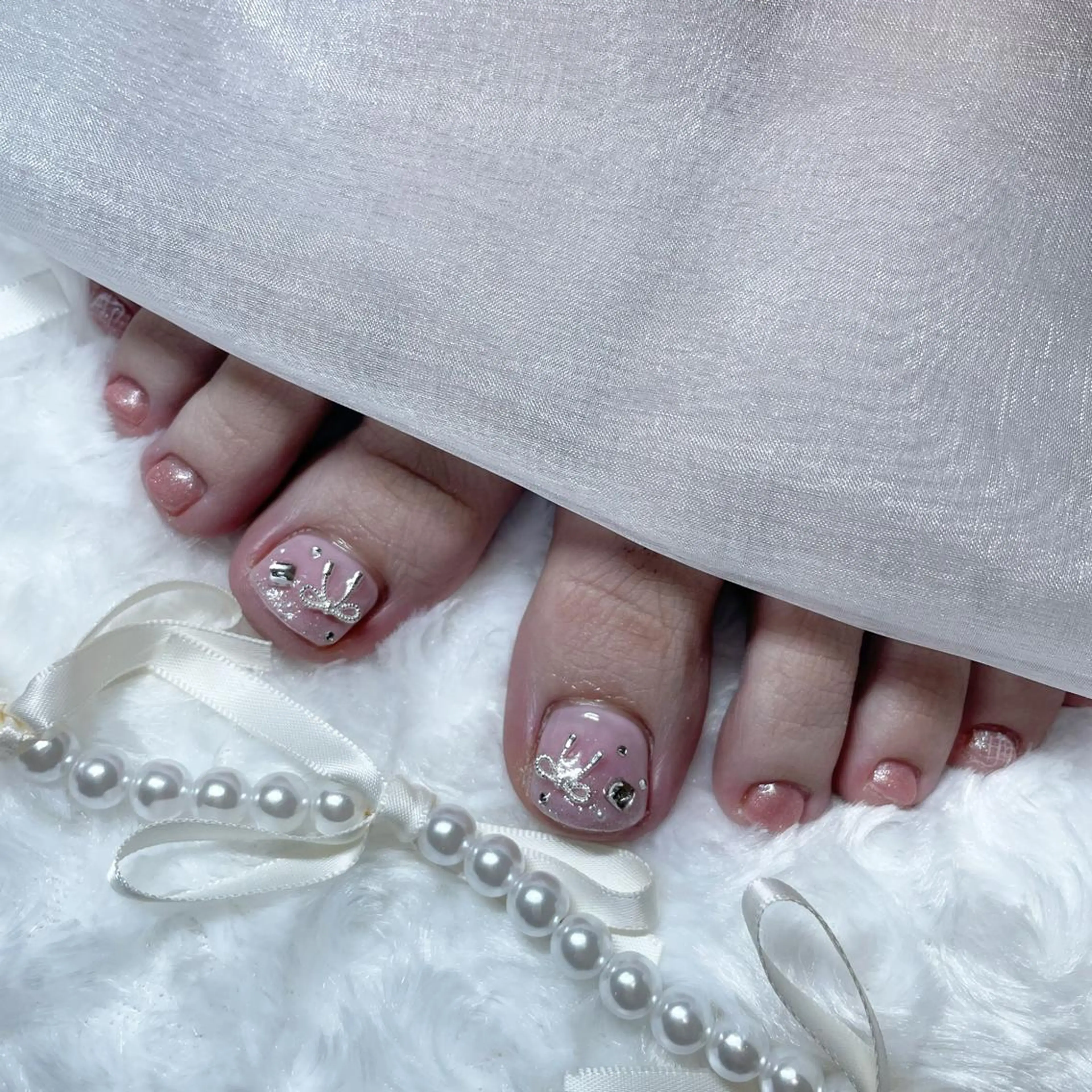 ネイル ジェルネイル 韓国ネイル 持ち込み ワンカラーネイル リボン フットネイル fiore nail 🦋のネイルデザイン