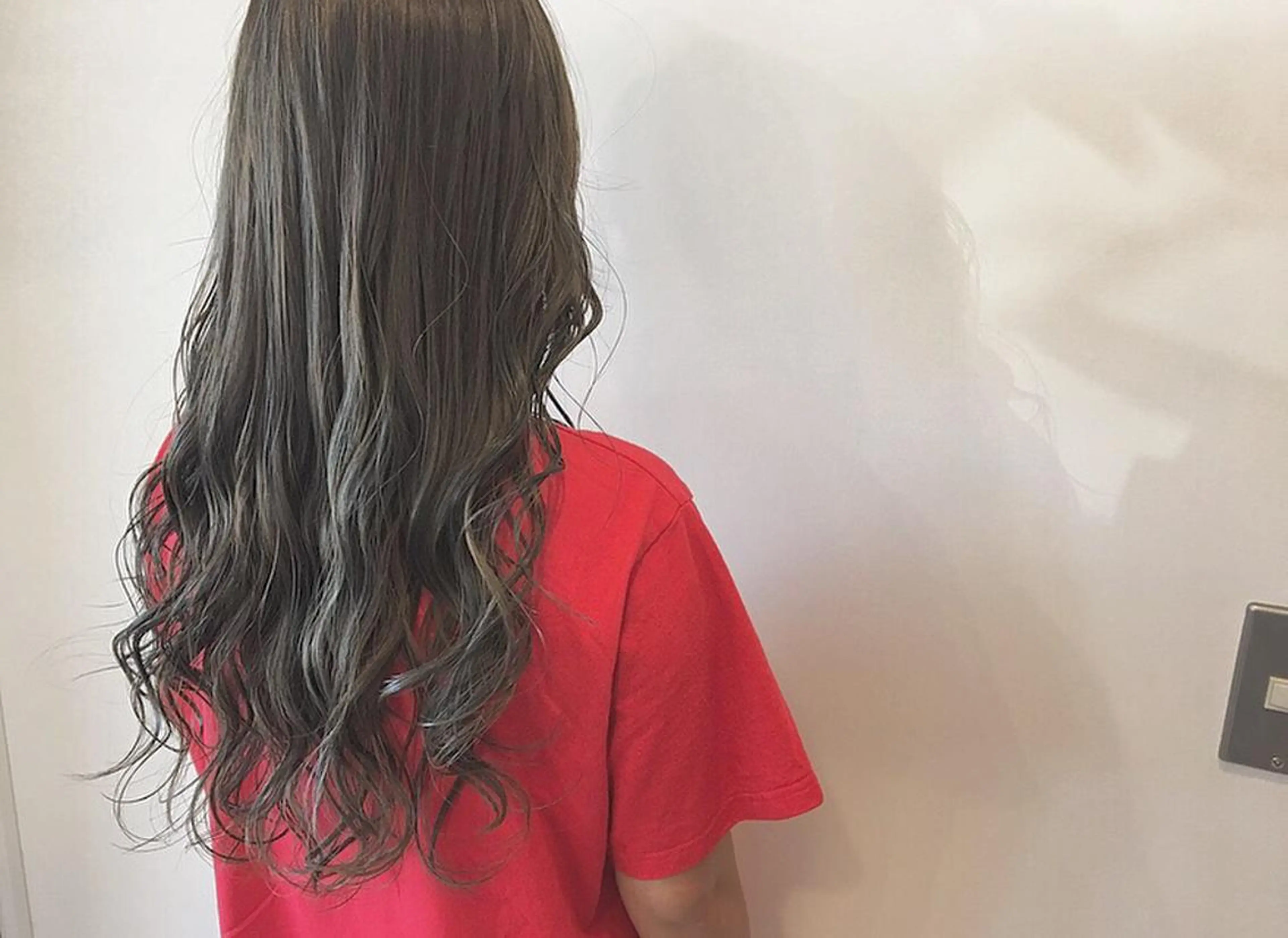 ロング カラー アッシュ ハイライトカラー シルバー シルバーアッシュ ハイライト カット ヘアカラー トリートメント 鈴木 翔梧のヘアスタイル
