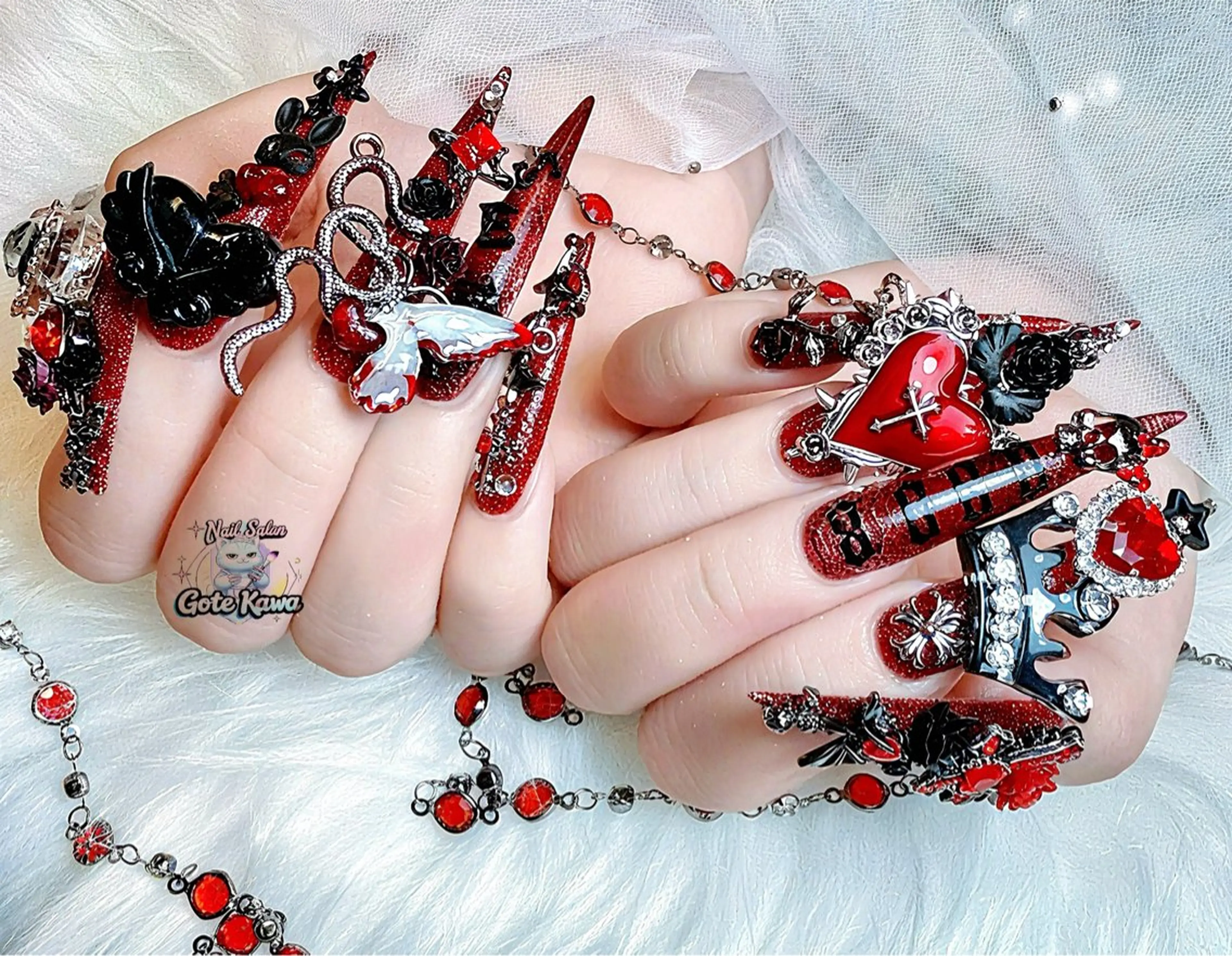 ネイル ハート キラキラネイル ロングネイル 持ち込み 赤色 ハンドネイル ハンドケア GOTE KAWA Nail Salon(ゴテかわ)所属・Gote Kawa nail salonのネイルデザイン