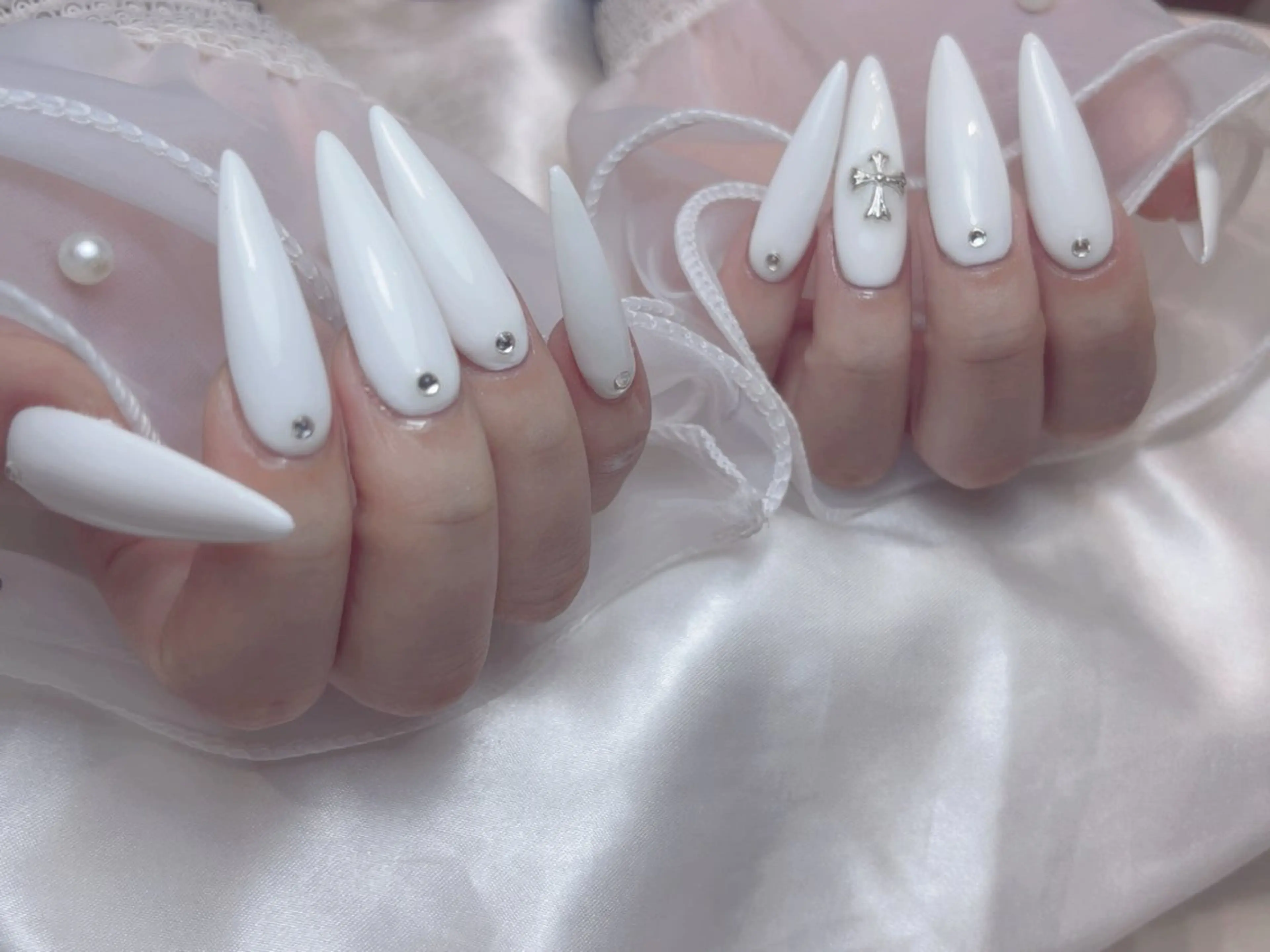 ネイル ロングネイル ワンカラーネイル ホワイト ハンドネイル salon de Tiara 碧のネイルデザイン