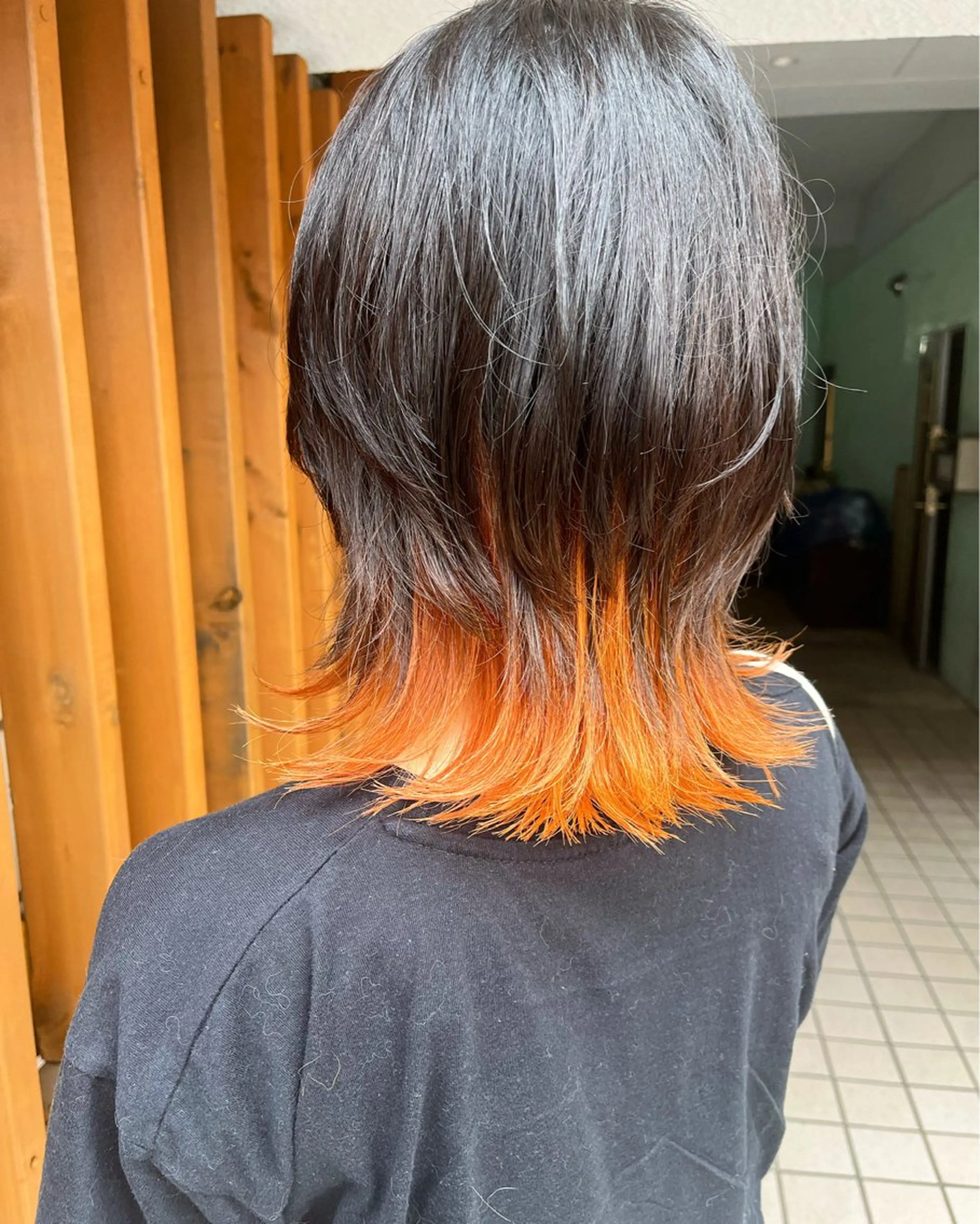 ショート カラー アッシュ ブリーチ インナーカラー オレンジ ウルフカット カット qrop所属・柴田 翔太郎のヘアスタイル