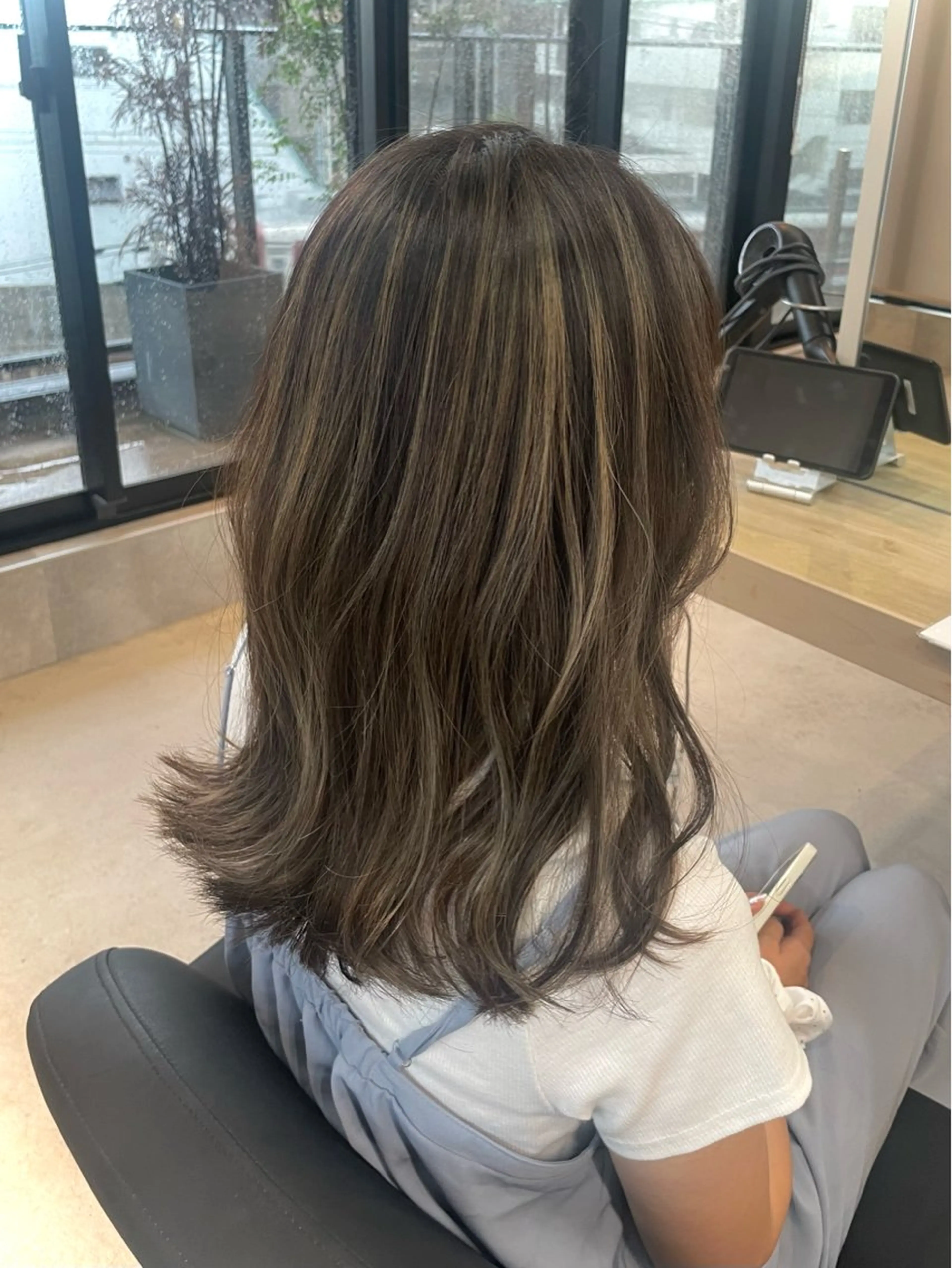 セミロング カラー グレージュ ハイライトカラー ハイライト LUDIQUE【ルディック】所属・AKI ✄のヘアスタイル