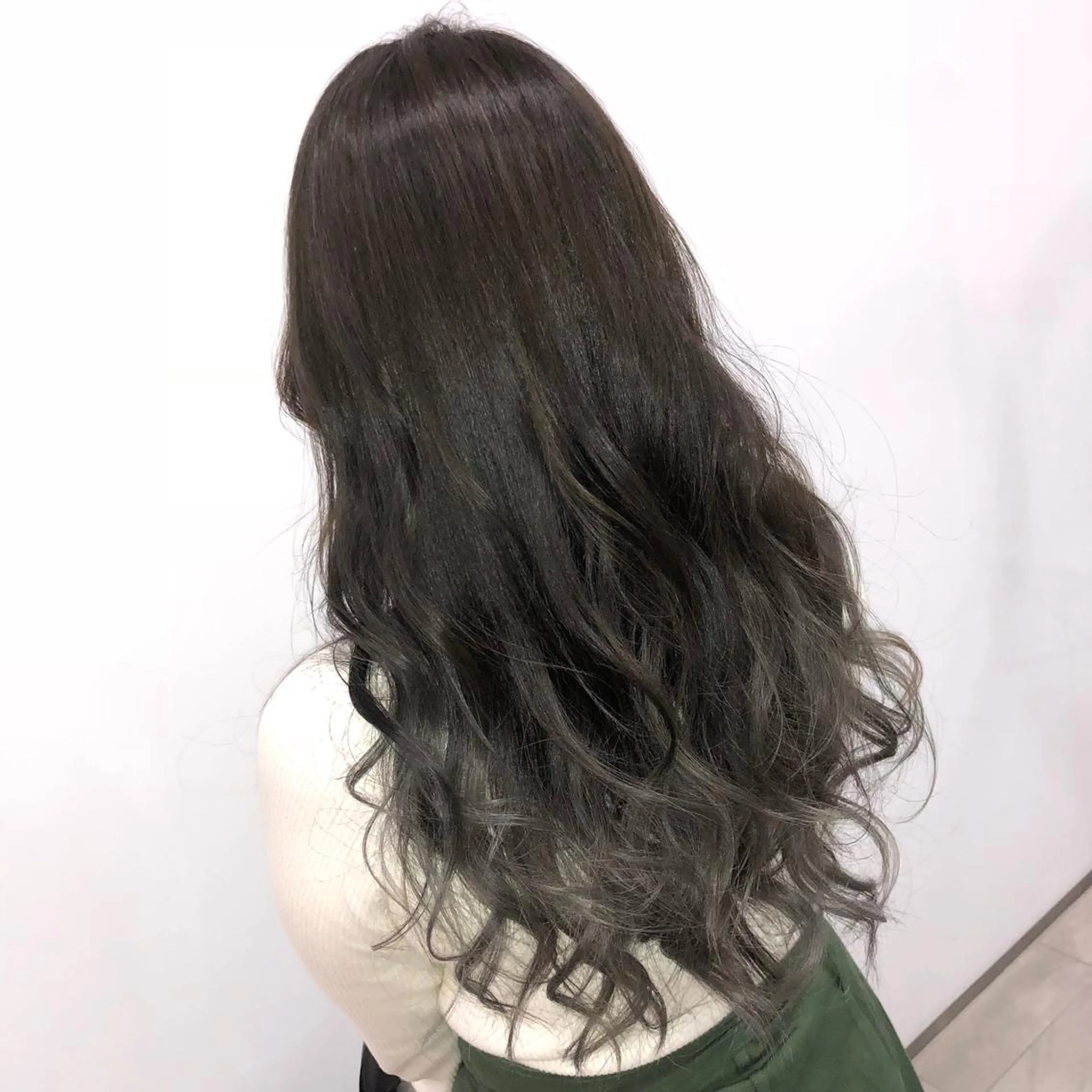 ロング カラー グラデーションカラー シルバー ヘアカラー 佐々木 好乃のヘアスタイル