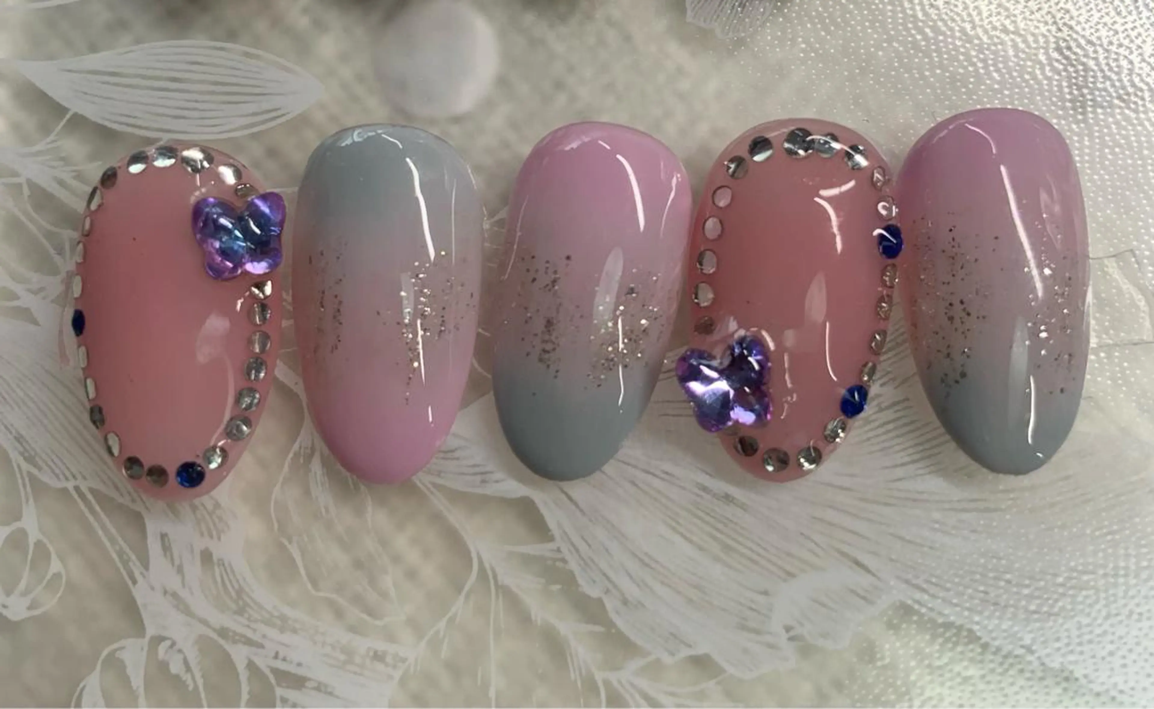 ネイル ブルー グラデーション ラメ(グリッター) ピンク Kira Nailのネイルデザイン
