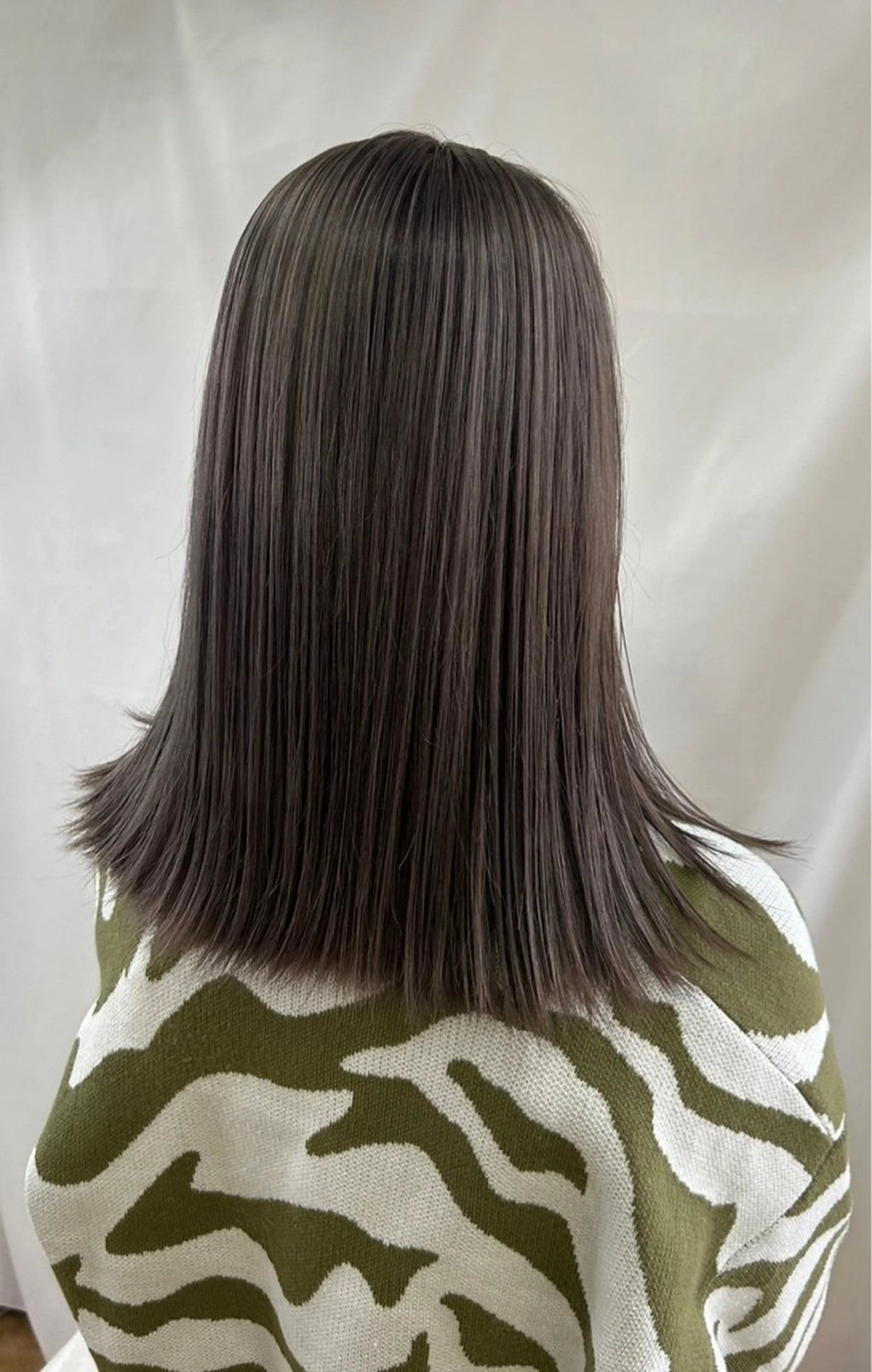 セミロング カラー アッシュ アッシュグレー アッシュグレージュ ブリーチ グレージュ 松尾 乾伸のヘアスタイル