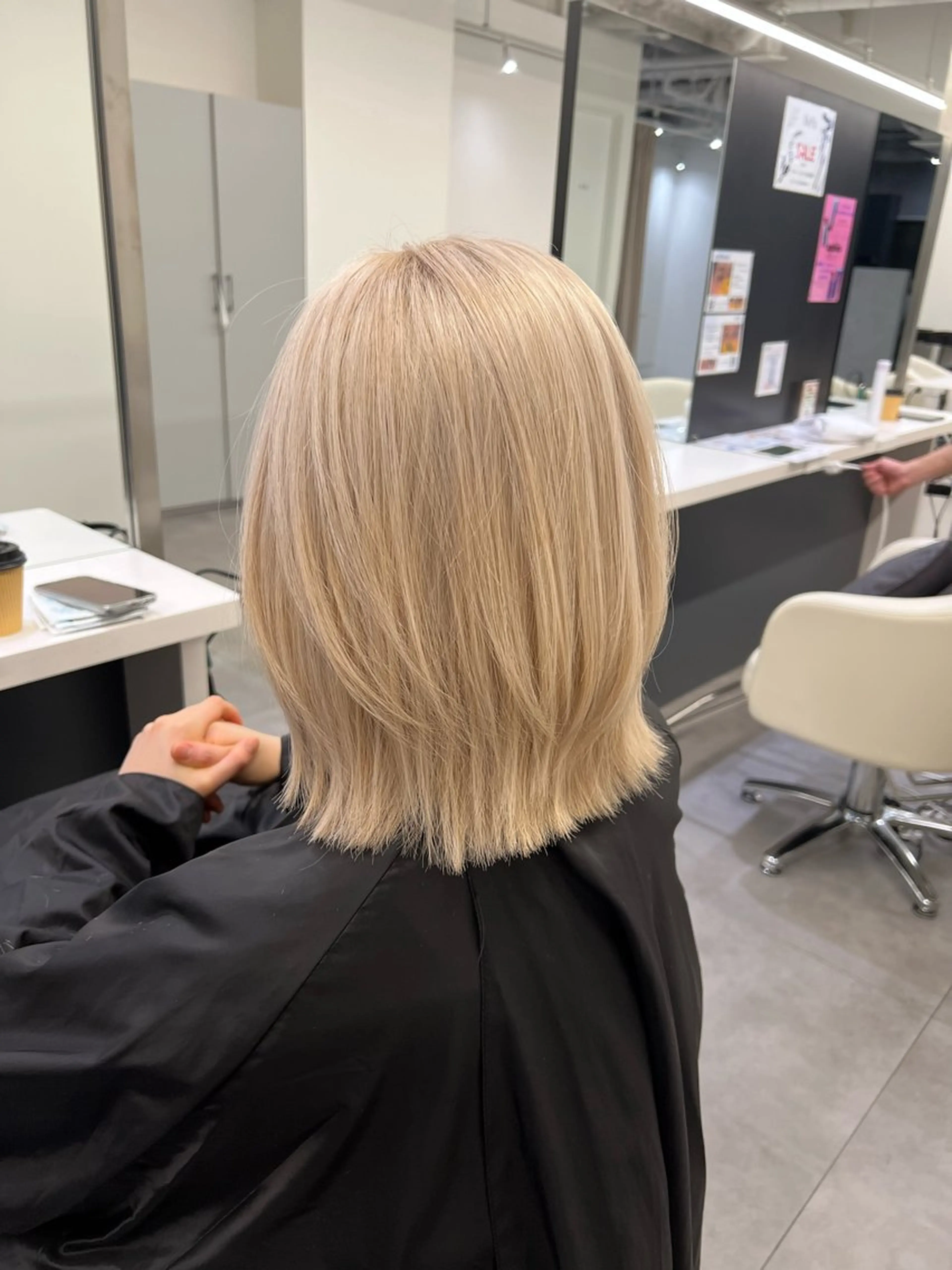 ミディアム カラー ブロンド ホワイトブロンド レイヤーカット カット ヘアカラー knowhow京都所属・三宅 昌太のヘアスタイル