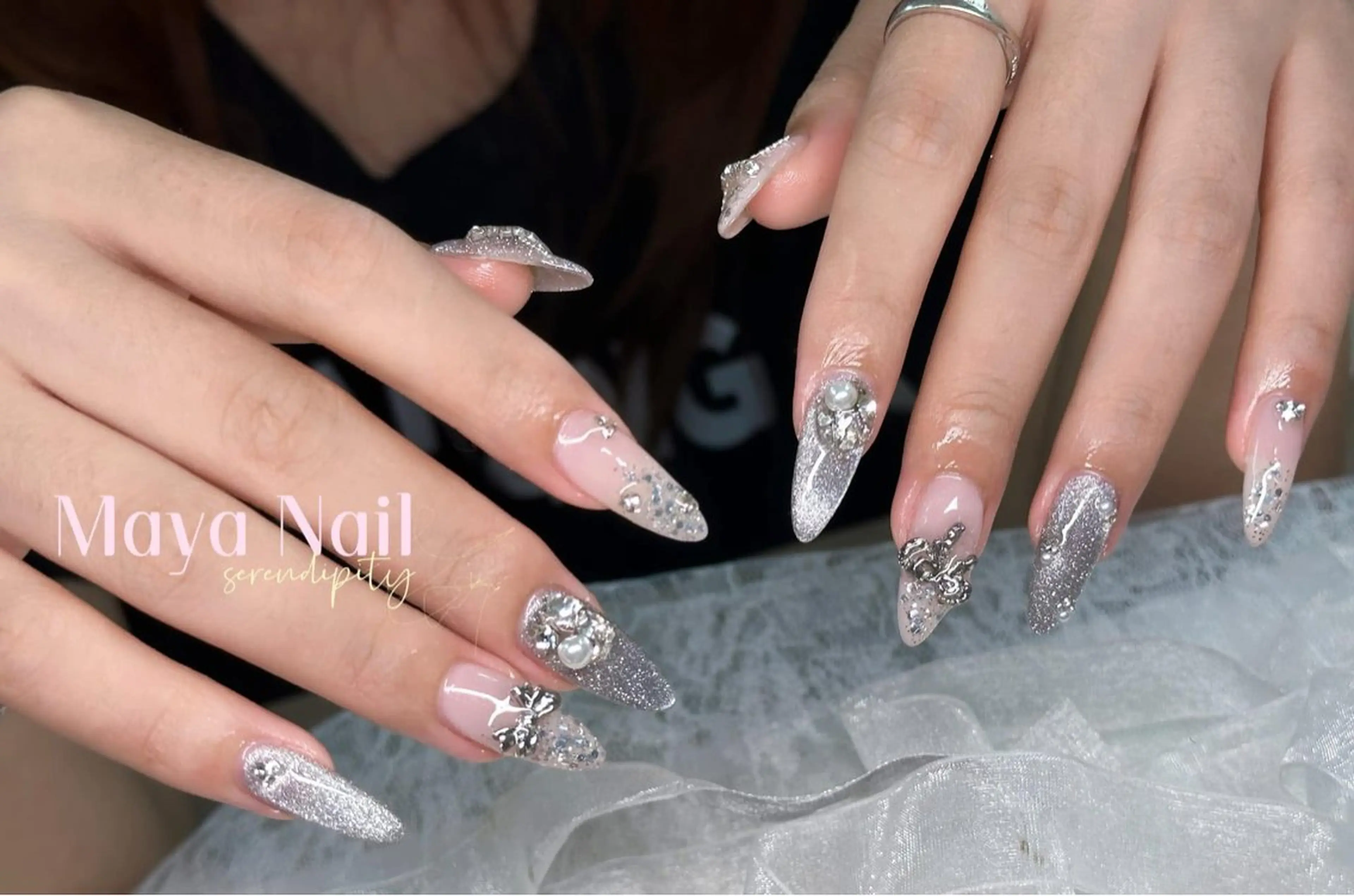 ネイル キラキラネイル ラメ(グリッター) ロングネイル リボン シルバー Maya nail所属・小田 マヤ Maya nailのネイルデザイン