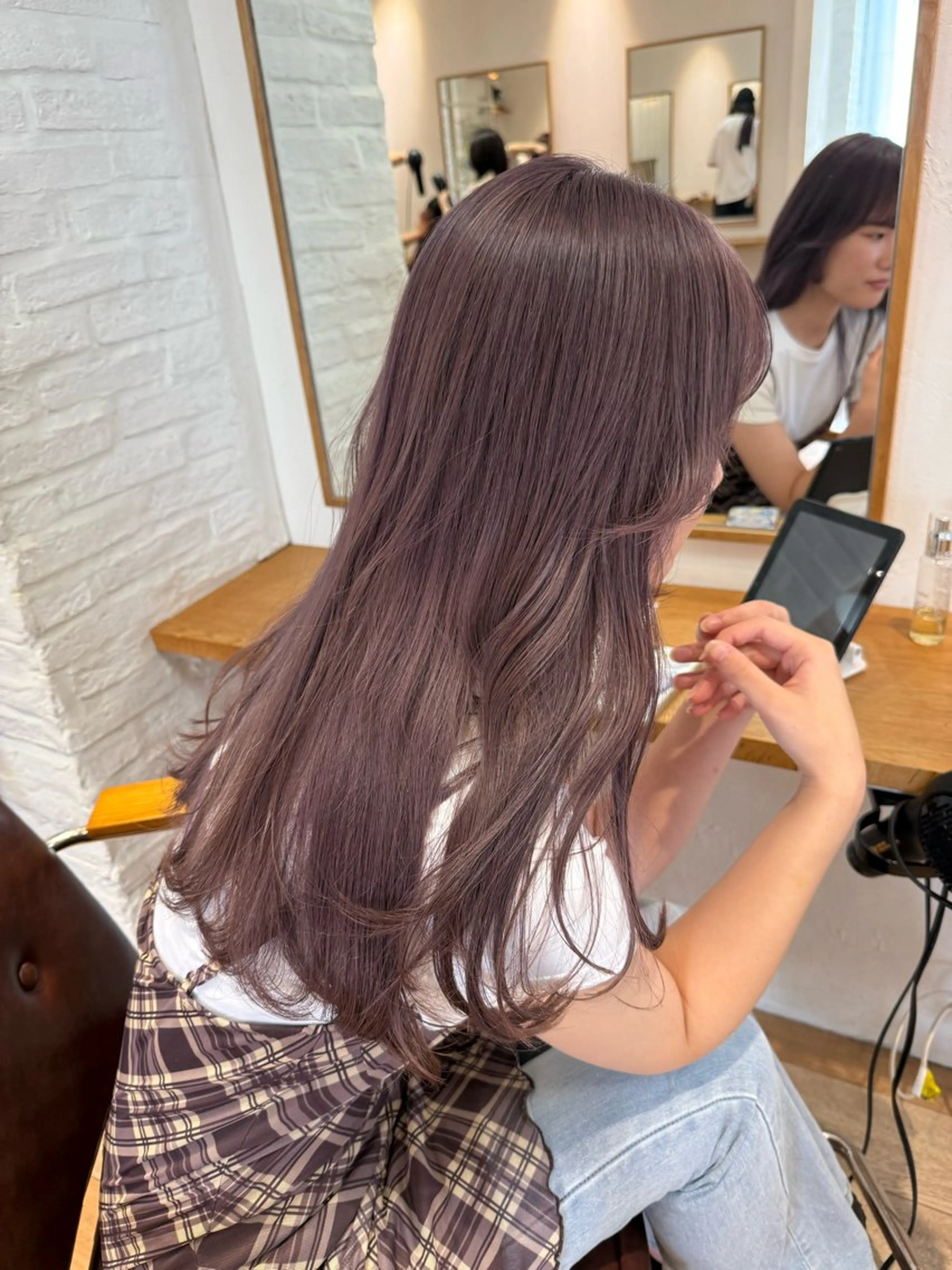 ロング カラー ミルクティー× グレージュMOMOのヘアスタイル